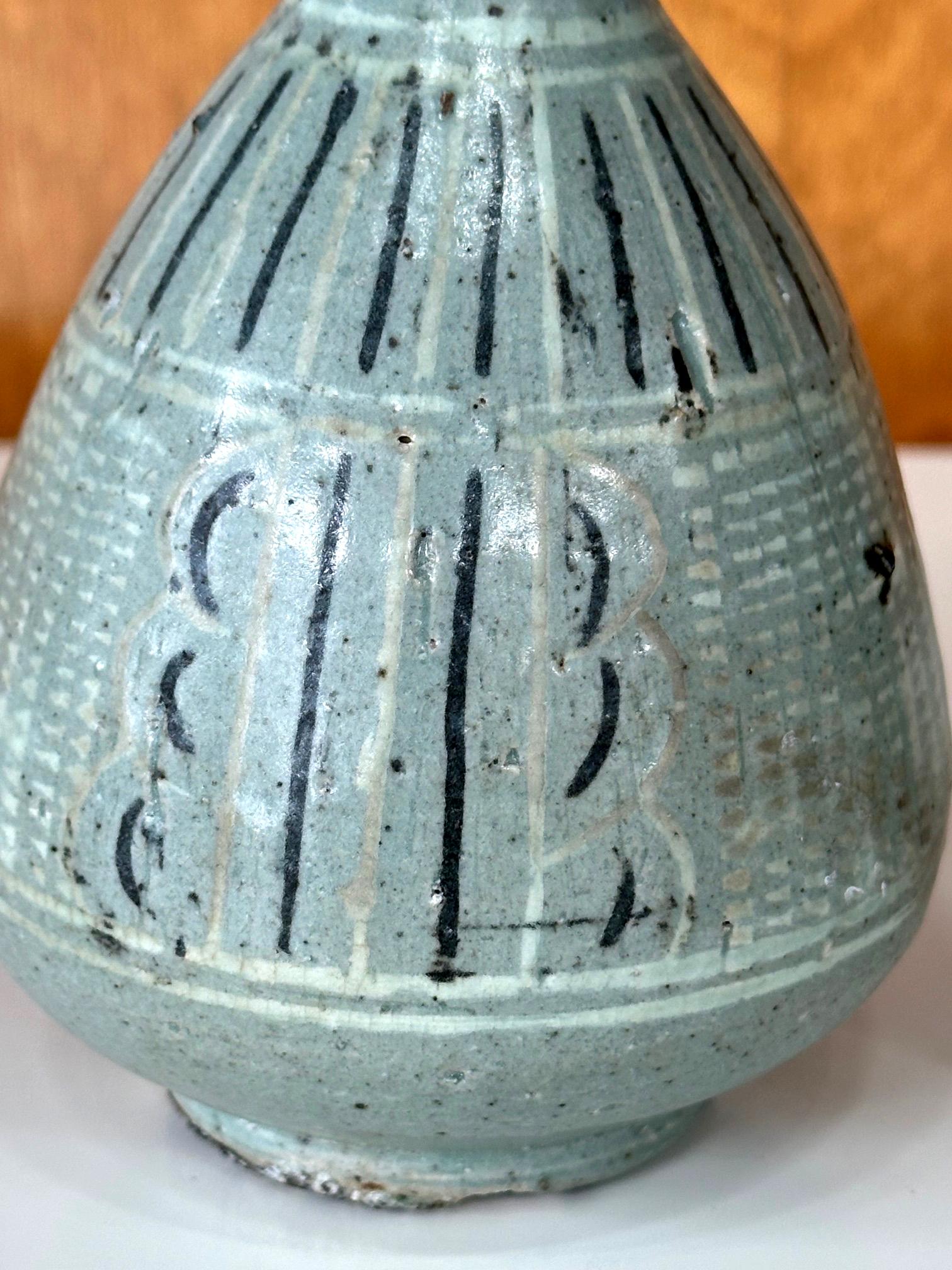 Paar kleine koreanische Vasen mit Celadon-Intarsien aus der Goryeo Dynasty im Angebot 2