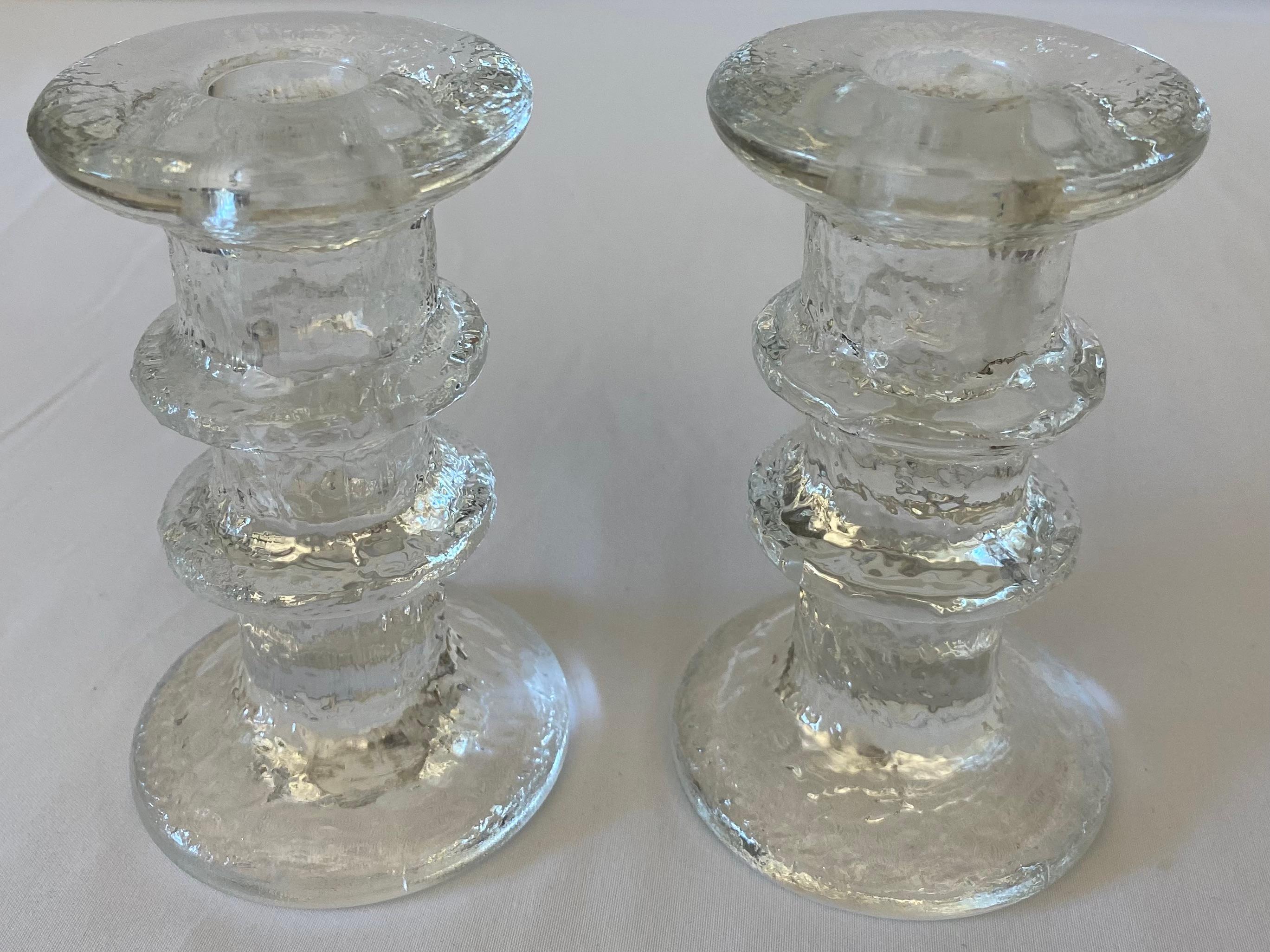 Paire de petits porte-bougies en cristal dans le style de Kosta Boda  Bon état - En vente à Miami, FL