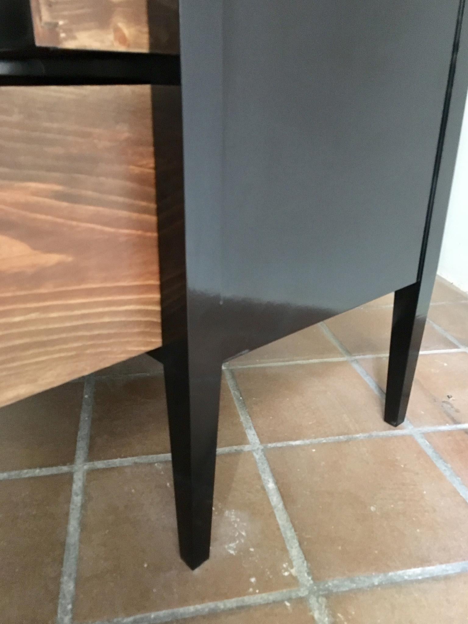 Pair of small commodes or night tables, made in beechwood and black lacquered, in Biedermeier style, with two drawers.
The manufacture of these commodes, is carried out by a craftsman by a cabinetmaker, as well as the lacquering process, the