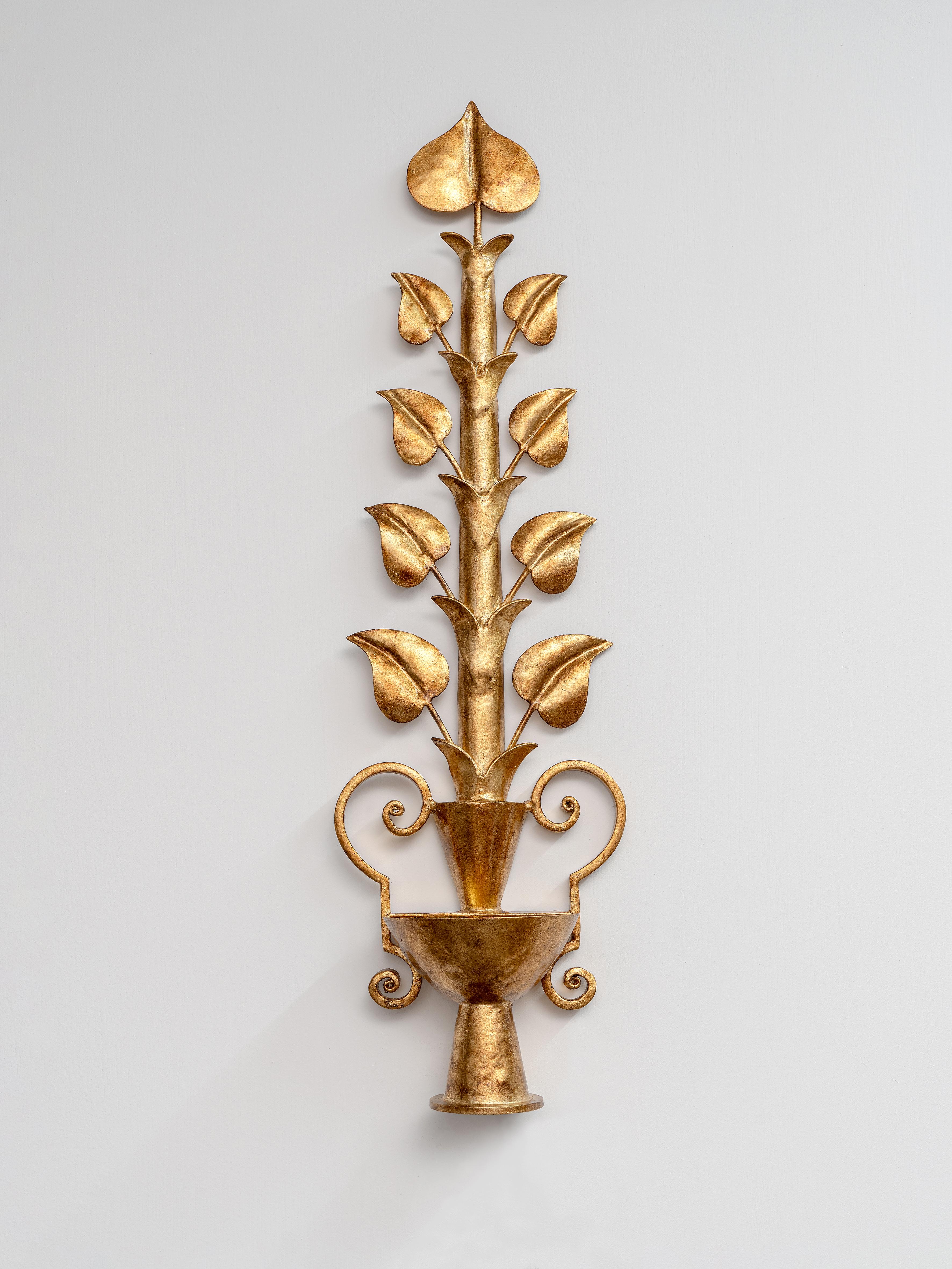 Evocativa del design di metà secolo, l'applique Liane è realizzata a mano da abili artigiani metallurgici, prima di essere completata con una ricca finitura decorativa nel laboratorio Benediko. Disponibile sia come applique piccola che grande.

PESO
