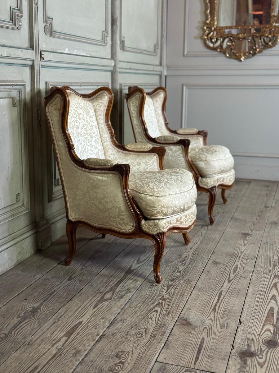 Paire de petites chaises à oreilles de style Louis XV en noyer sculpté, estampillées Bosson en vente 4