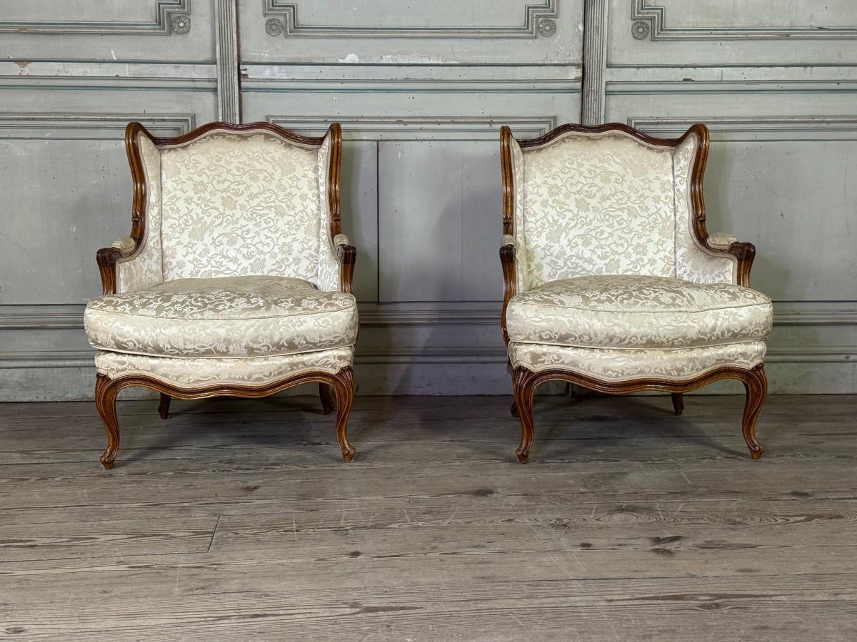 Paire de petites chaises à oreilles de style Louis XV en noyer sculpté, estampillées Bosson en vente 5