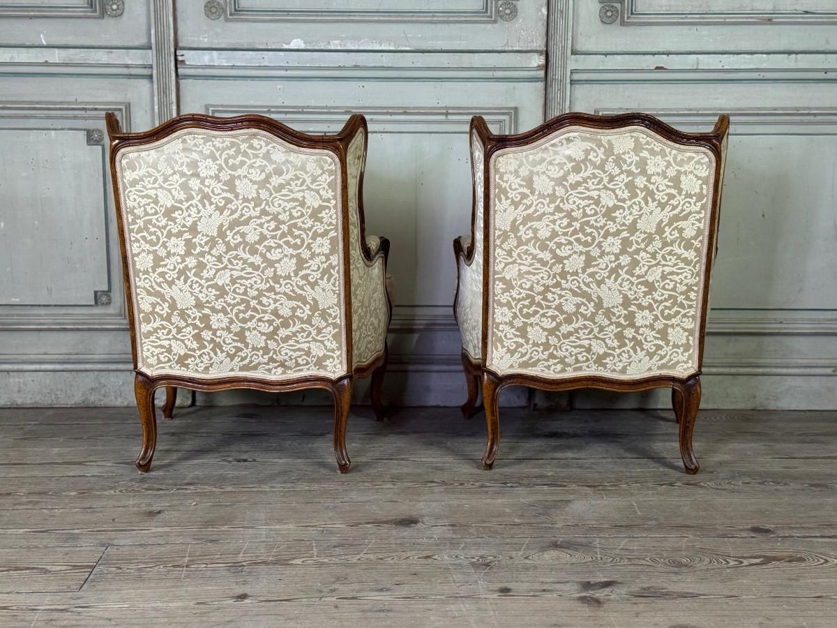 Paire de petites chaises à oreilles de style Louis XV en noyer sculpté, estampillées Bosson,