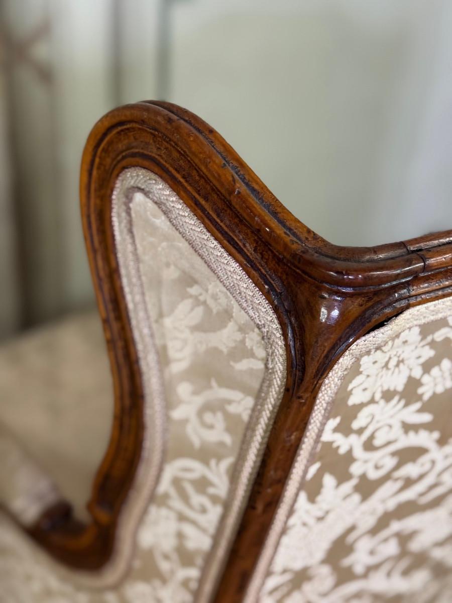 20ième siècle Paire de petites chaises à oreilles de style Louis XV en noyer sculpté, estampillées Bosson en vente