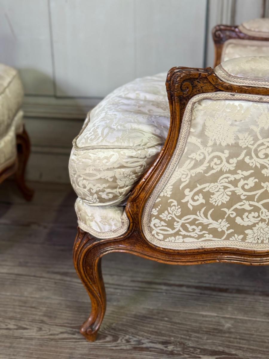 Bois Paire de petites chaises à oreilles de style Louis XV en noyer sculpté, estampillées Bosson en vente