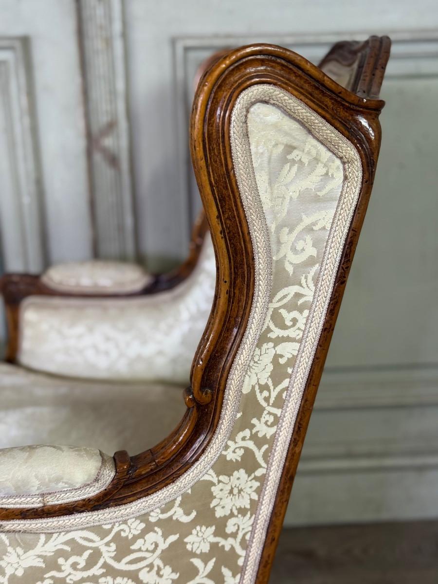 Paire de petites chaises à oreilles de style Louis XV en noyer sculpté, estampillées Bosson en vente 1