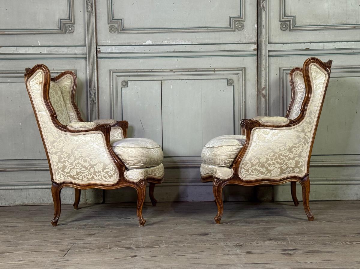Paire de petites chaises à oreilles de style Louis XV en noyer sculpté, estampillées Bosson en vente 2