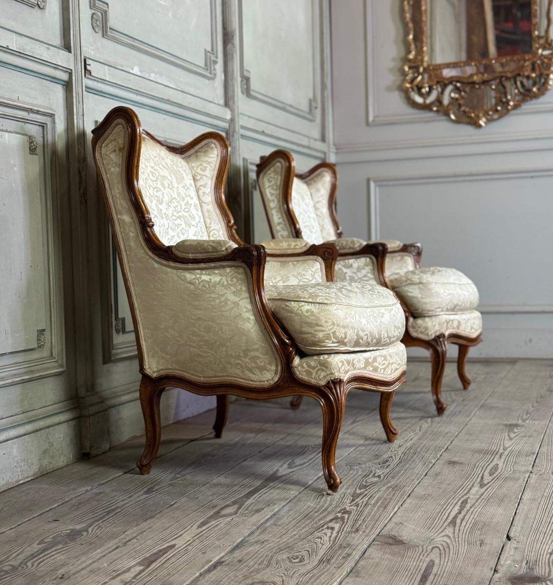 Paire de petites chaises à oreilles de style Louis XV en noyer sculpté, estampillées Bosson en vente 3