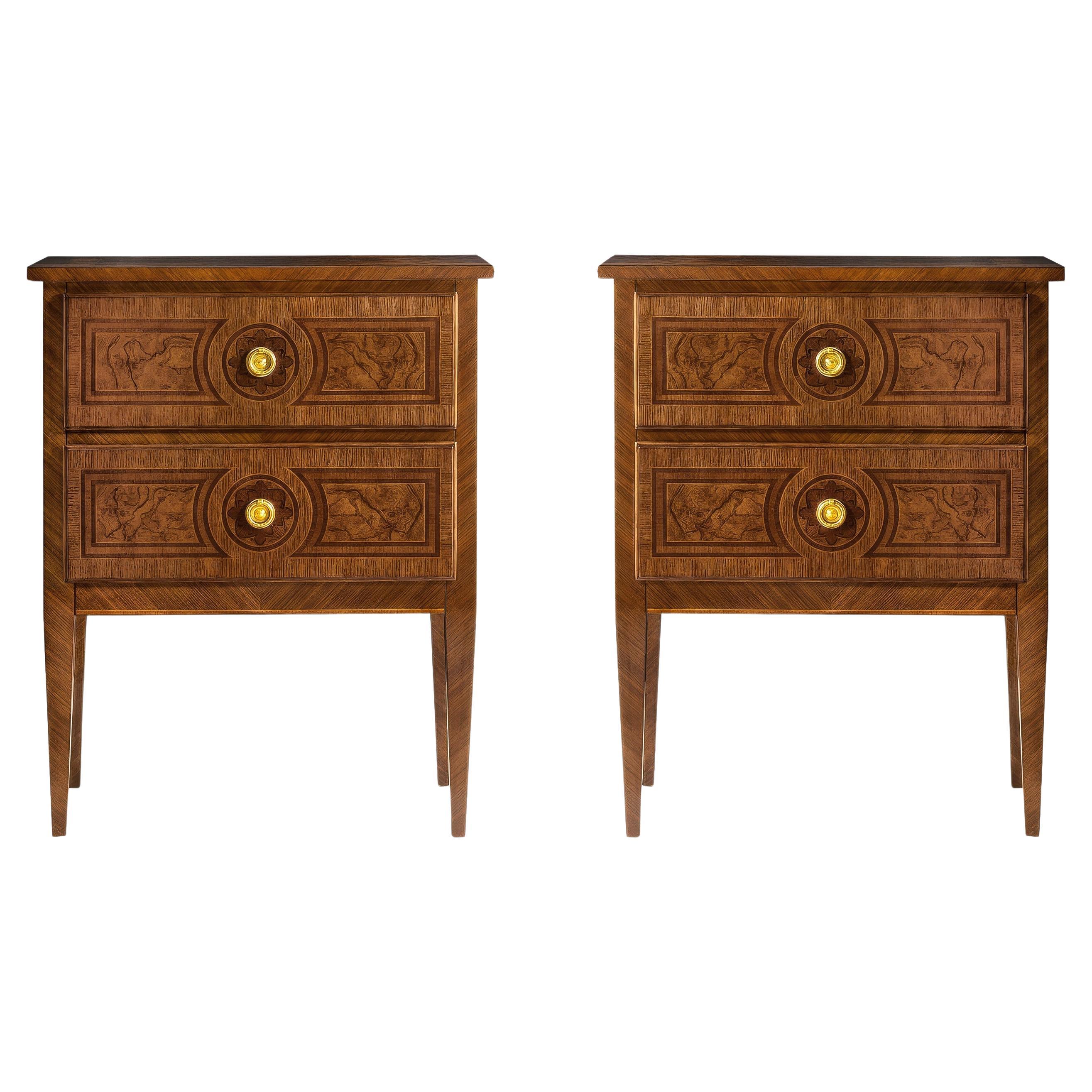 Pareja de pequeñas mesillas de noche de madera de burl estilo Luis XVI