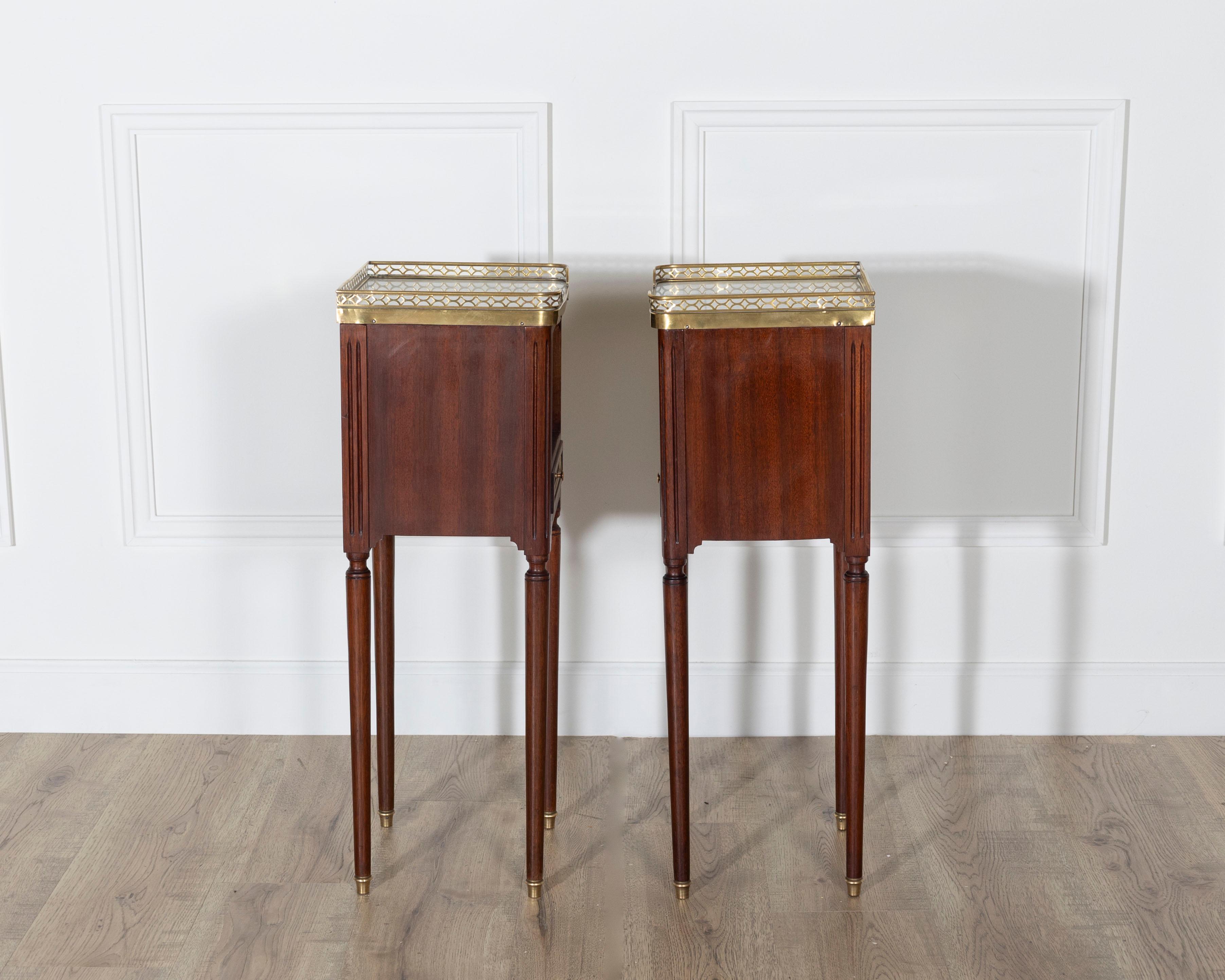Legno Coppia di piccoli comodini in mogano in stile Luigi XVI con piano in marmo in vendita