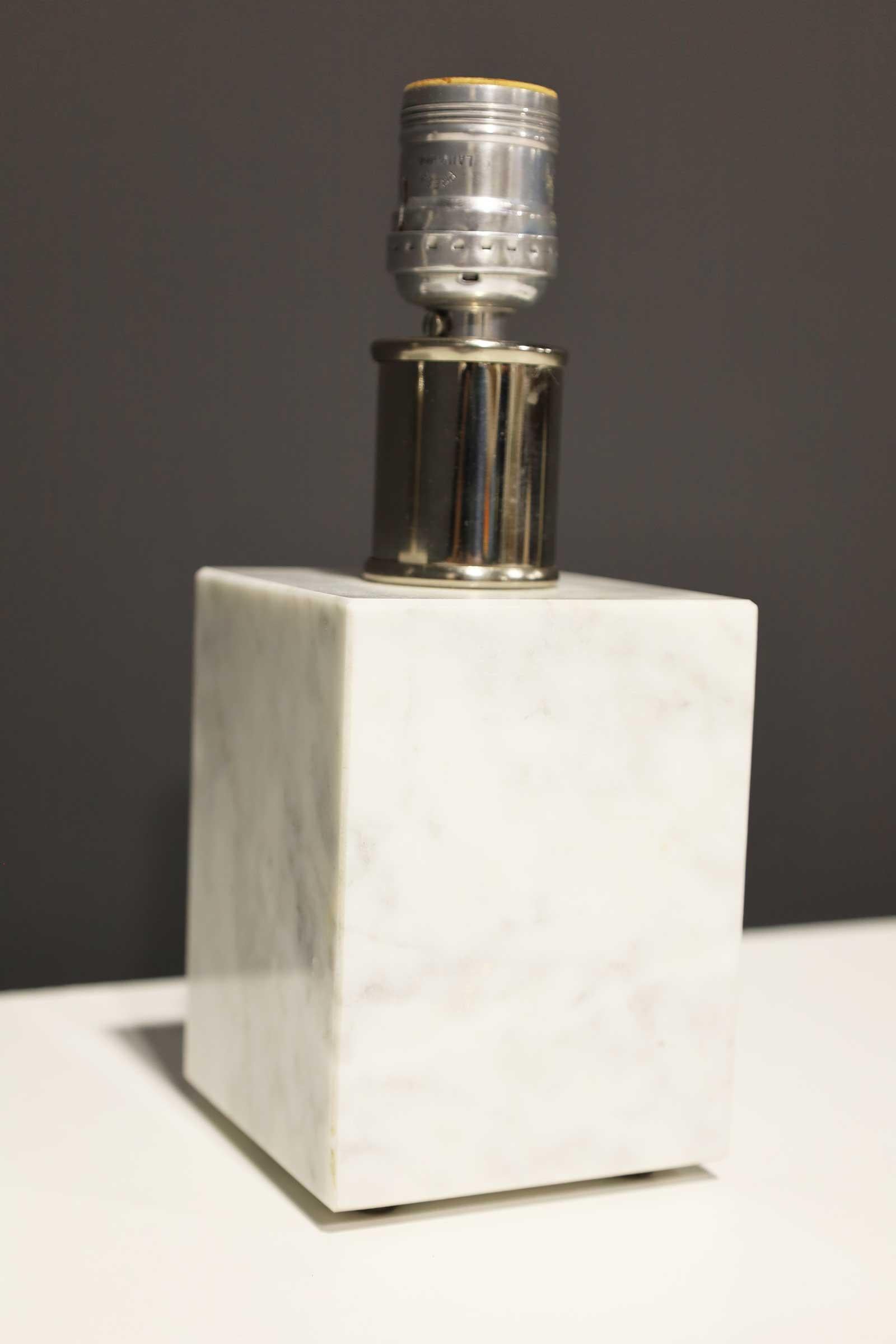 Semplice coppia di lampade a cubo realizzate in marmo, con il timbro 