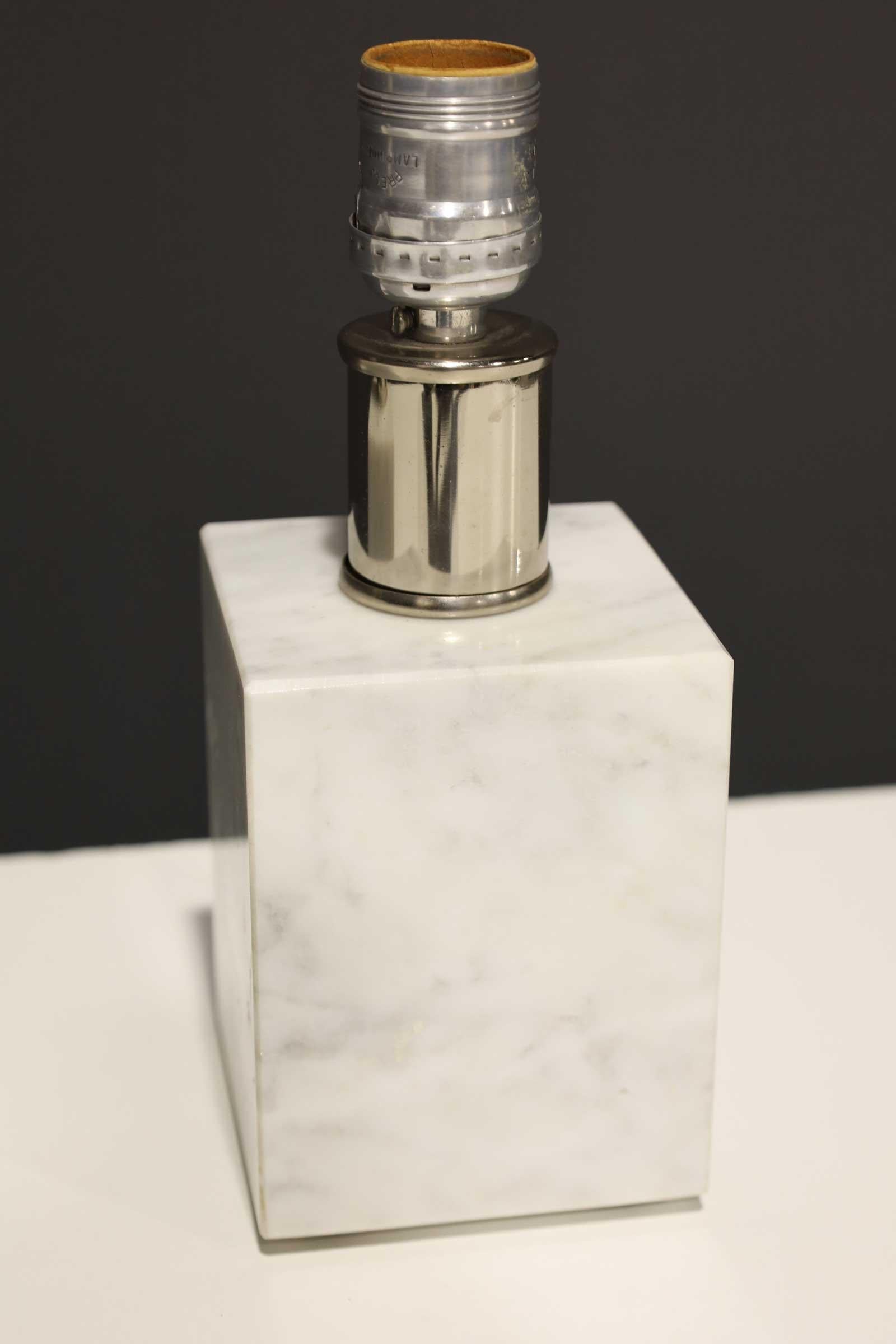 Mid-Century moderno Coppia di piccole lampade a cubo in marmo Made in Italy in vendita