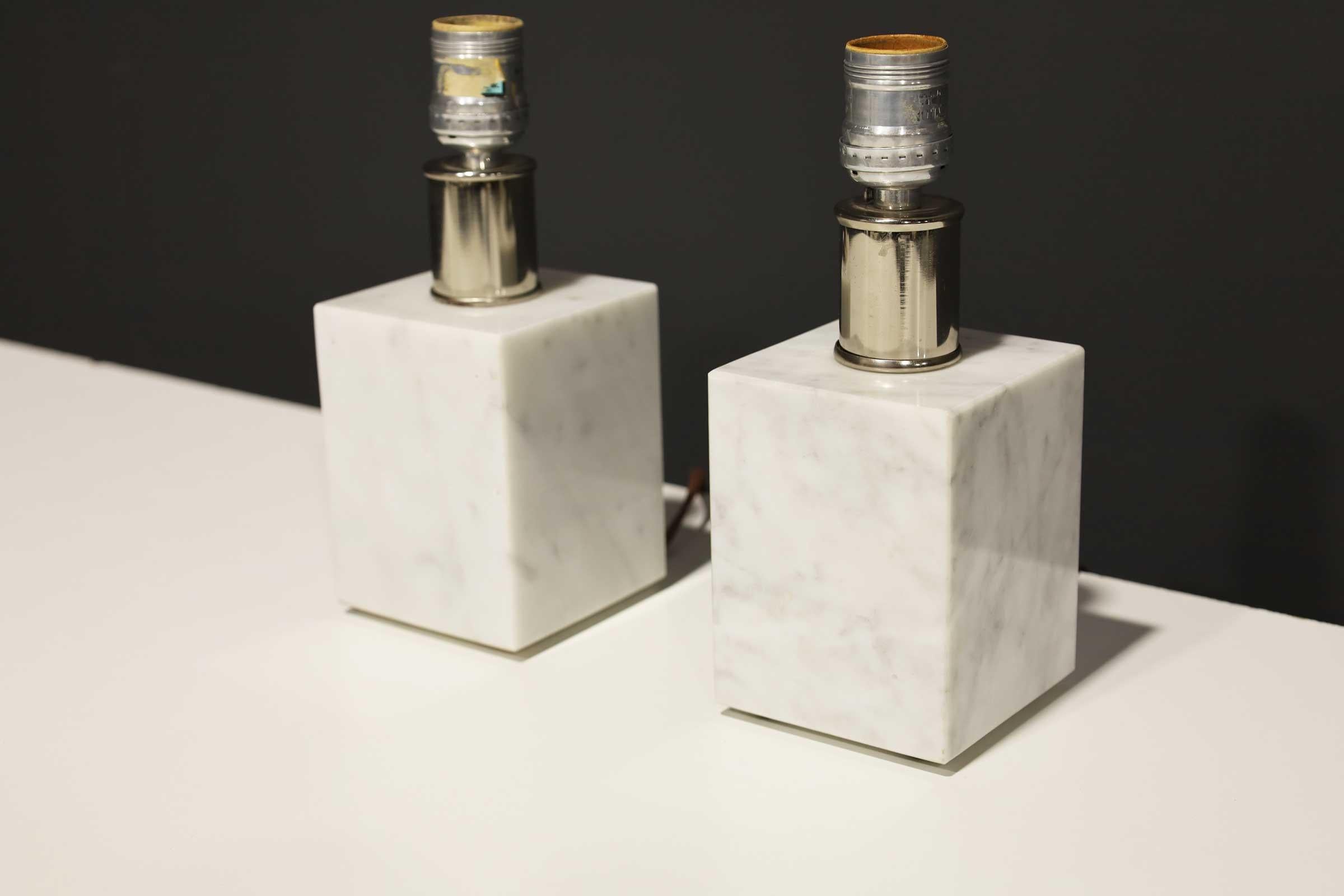 Italiano Coppia di piccole lampade a cubo in marmo Made in Italy in vendita
