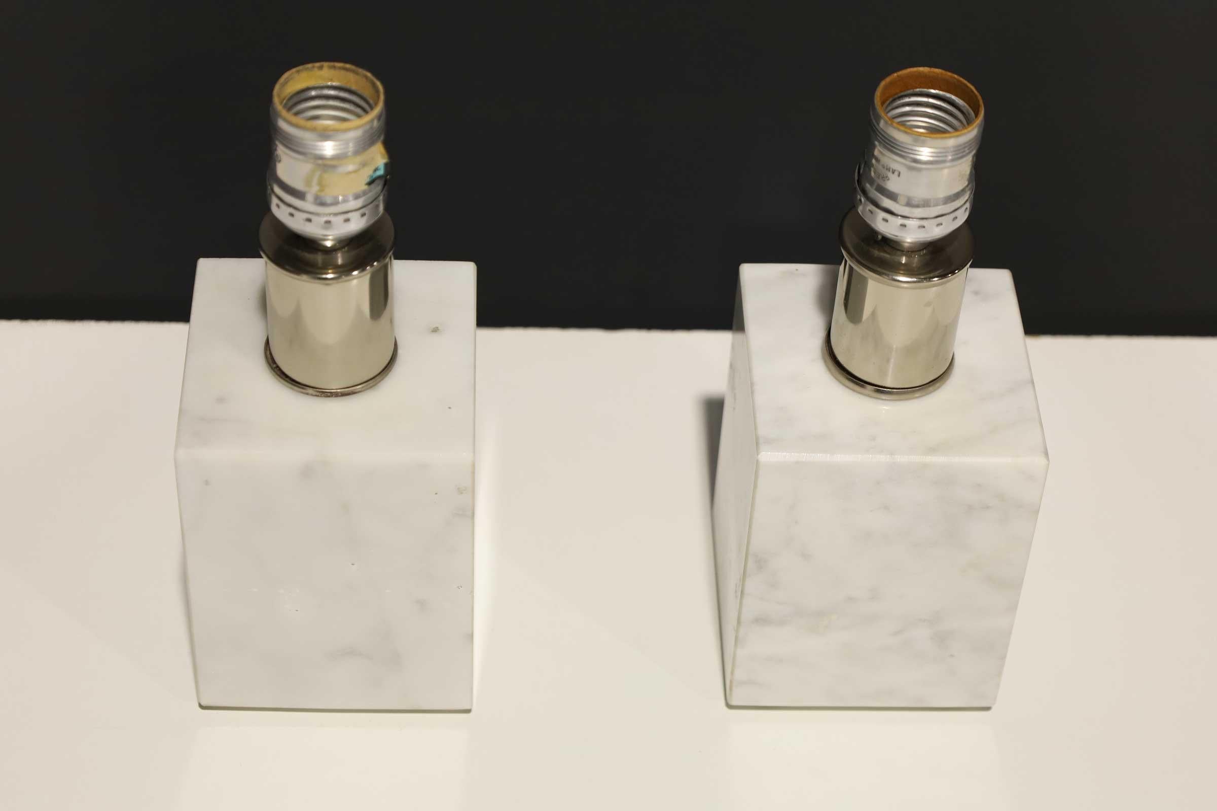 Coppia di piccole lampade a cubo in marmo Made in Italy In condizioni buone in vendita a Dallas, TX