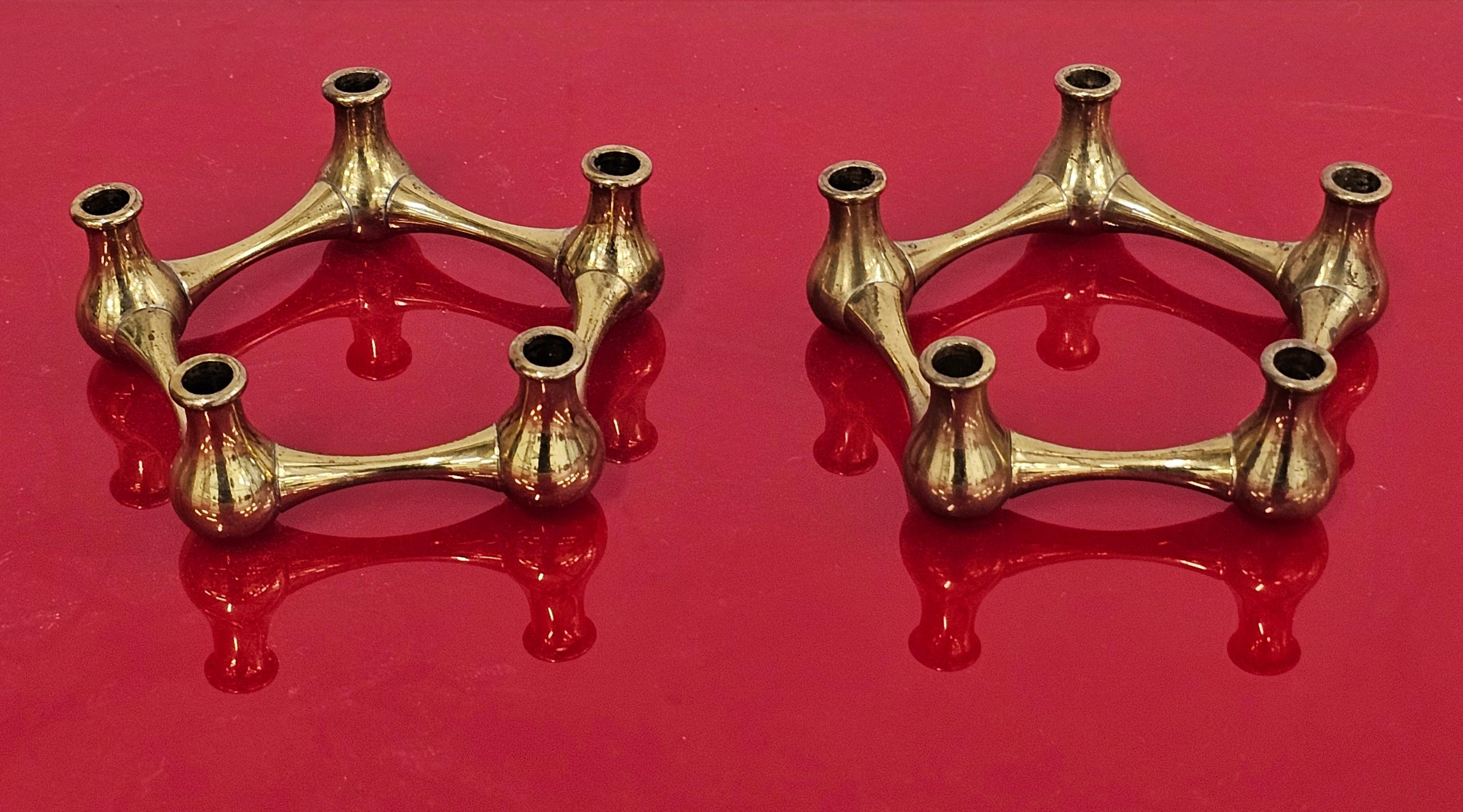 In questa inserzione troverai una coppia di bellissimi portacandele in ottone massiccio del Mid Century Modern. Presentano un design splendido con 5 portacandele che creano una forma ad anello. Sono progettati per candele di piccole dimensioni.