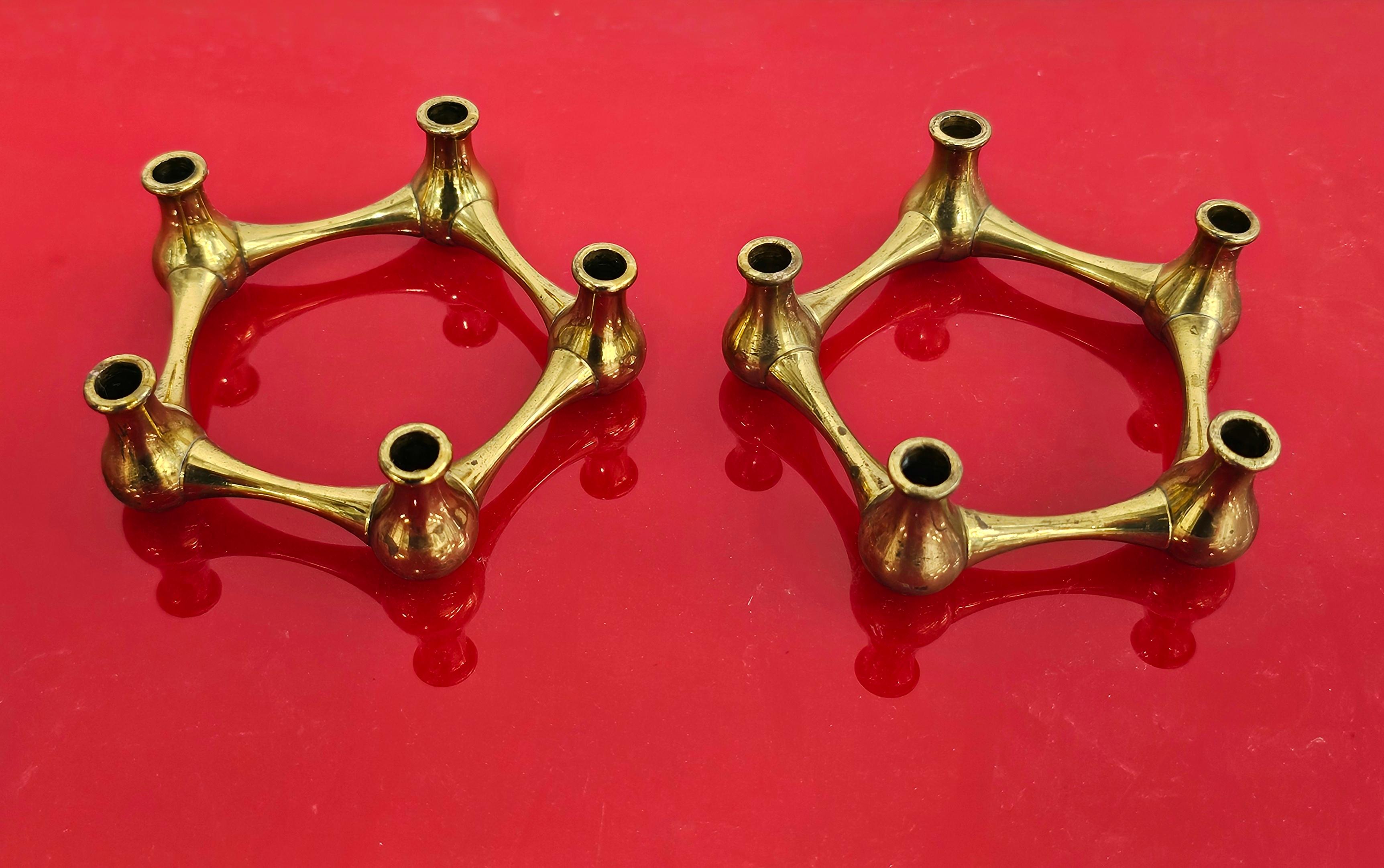 Italiano Coppia di piccoli portacandele in ottone massiccio del Mid Century Modern in vendita