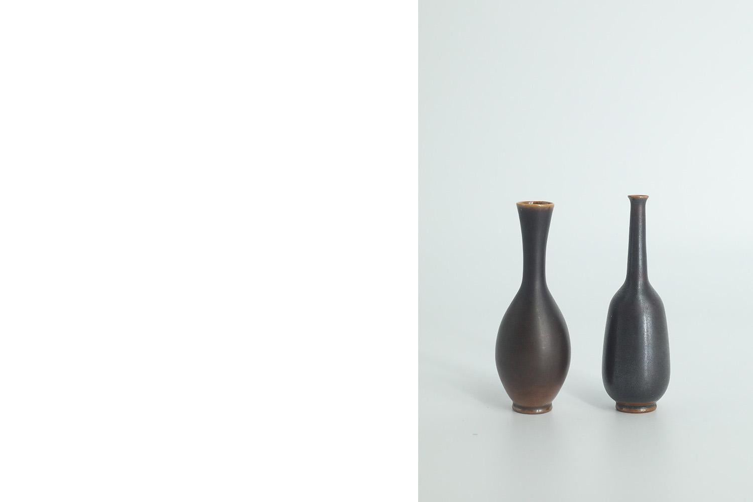 Paar kleine skandinavische Mid-Century-Modern-Sammlerstücke-Wenge-Steinzeugvasen aus der Mitte des Jahrhunderts (Schwedisch) im Angebot