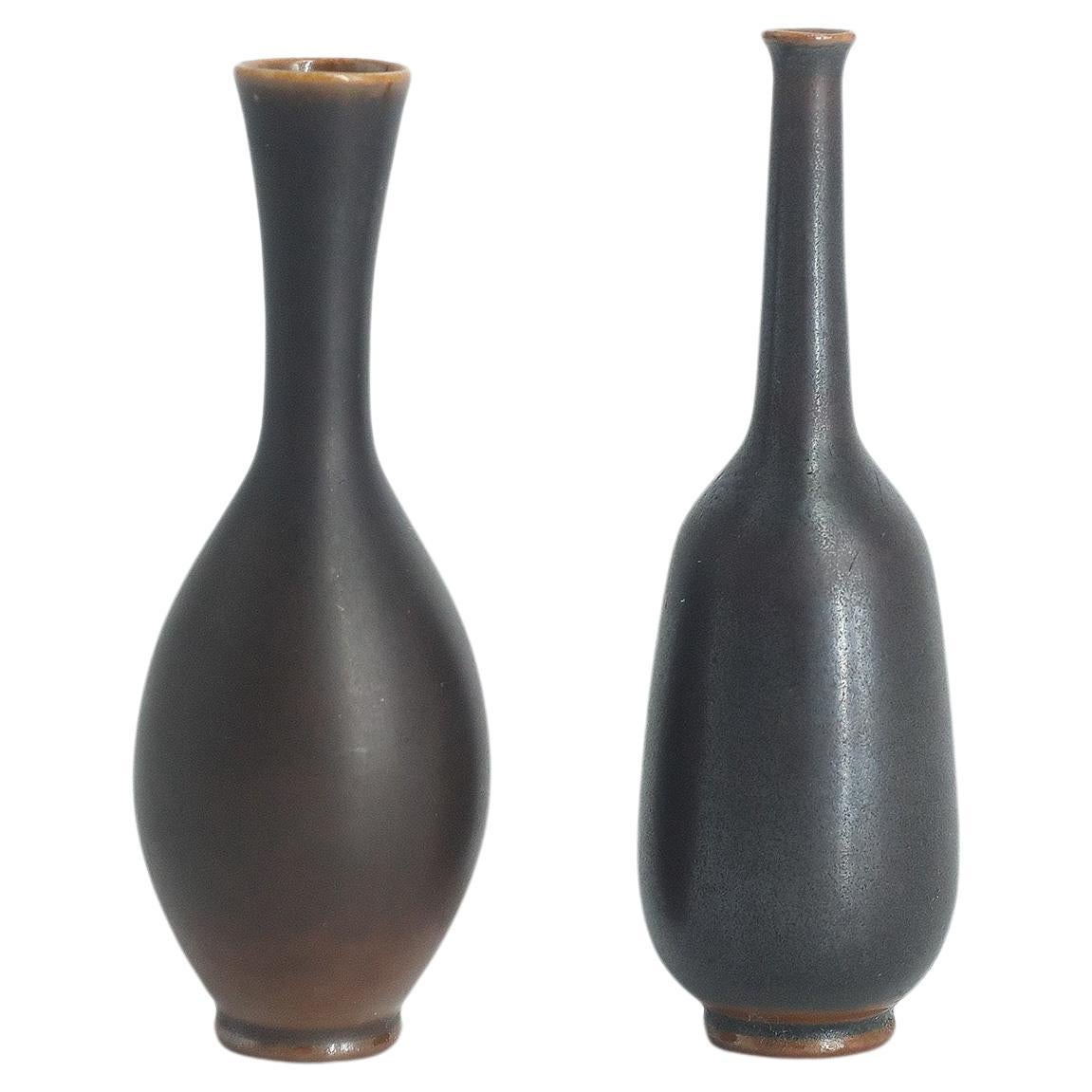 Paire de petits vases de collection en grès wengé de style scandinave moderne du milieu du siècle dernier en vente