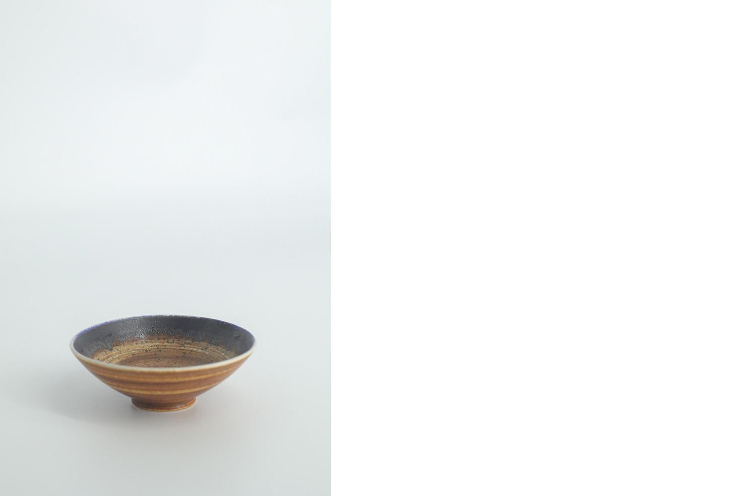 Suédois Paire de petits bols de collection en grès émaillé de style scandinave moderne du milieu du siècle dernier en vente