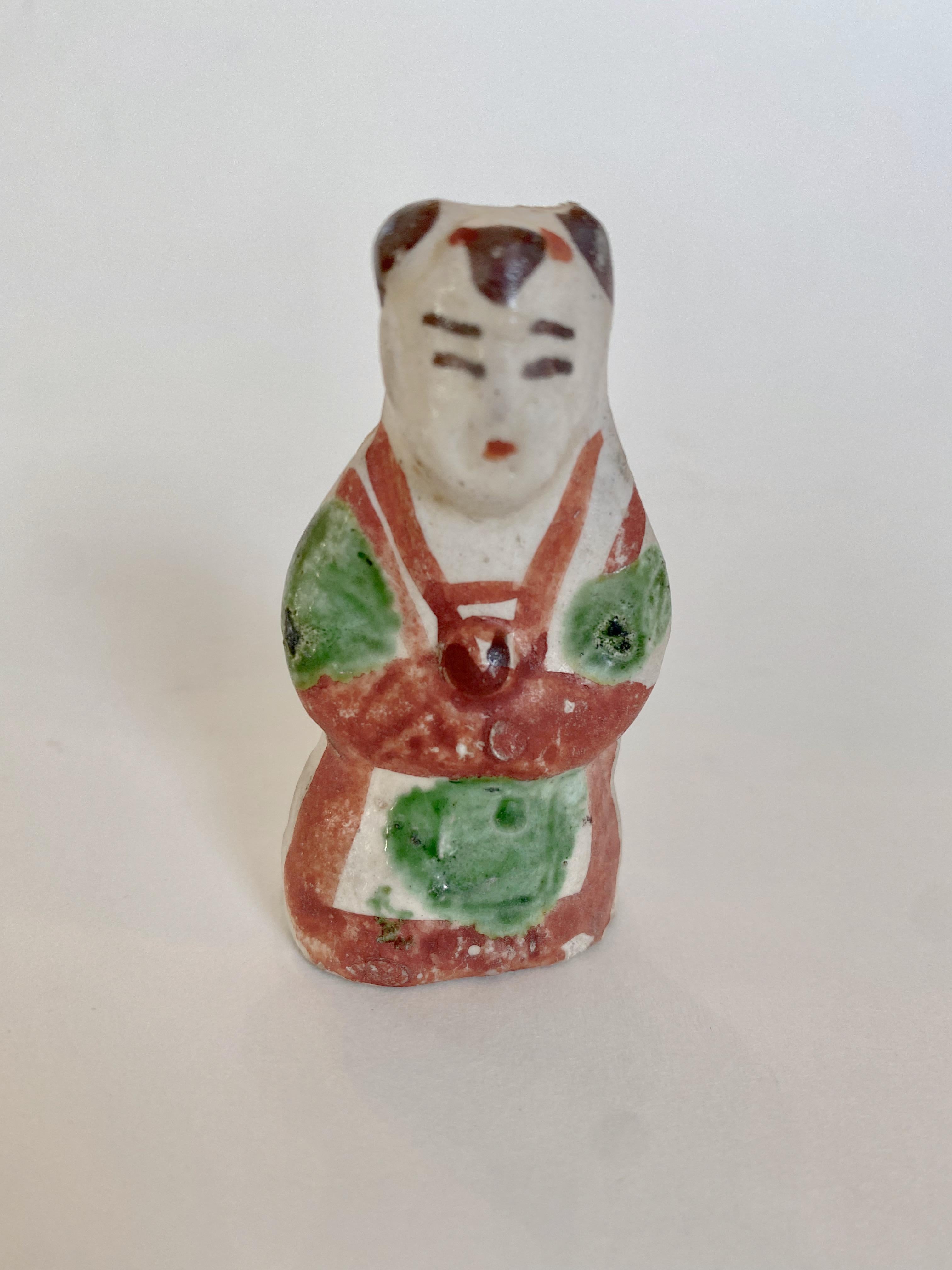 Paire de petites figurines en poterie de la dynastie Ming Ming en vente 3