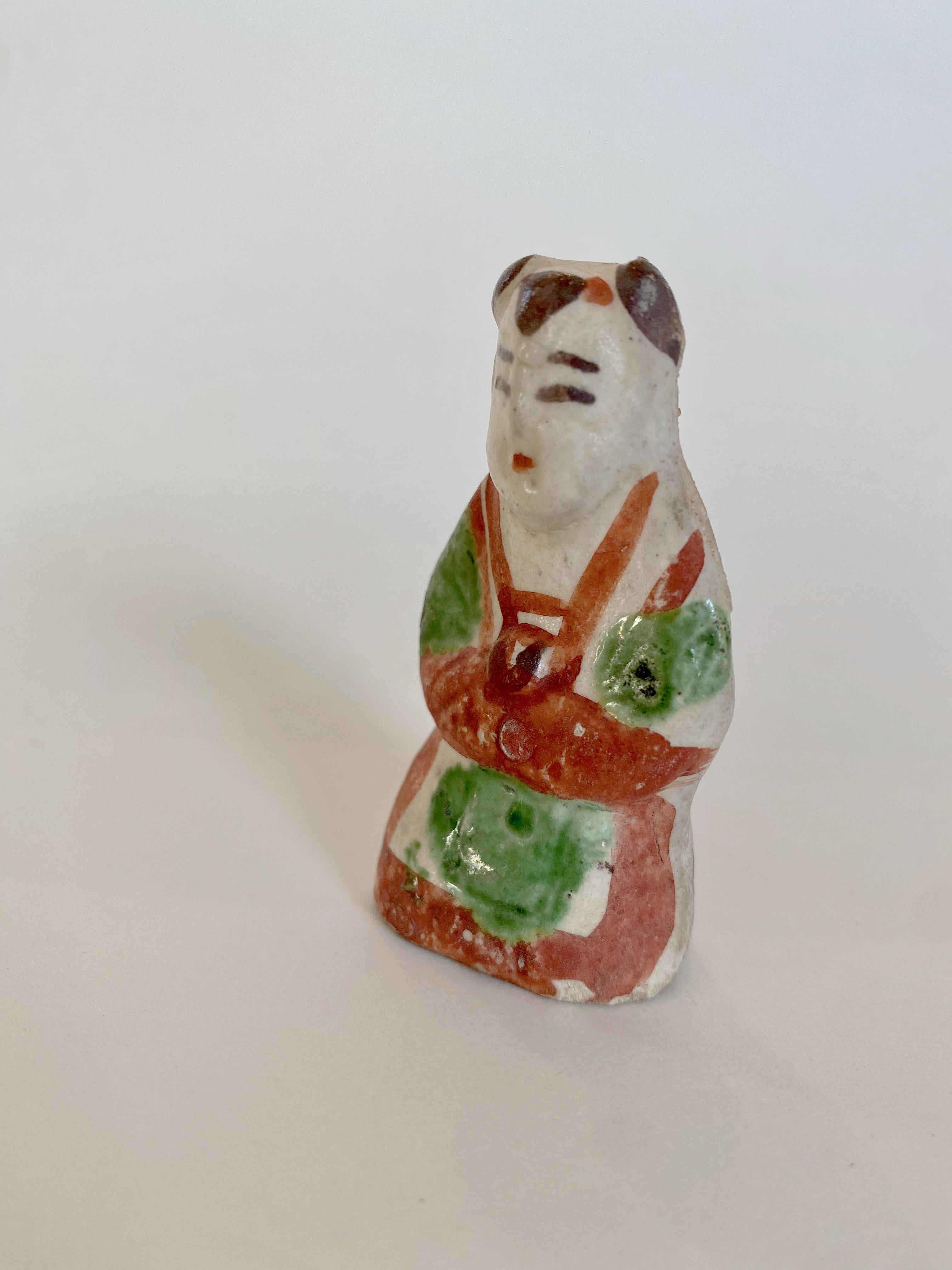 Paire de petites figurines en poterie de la dynastie Ming Ming en vente 5