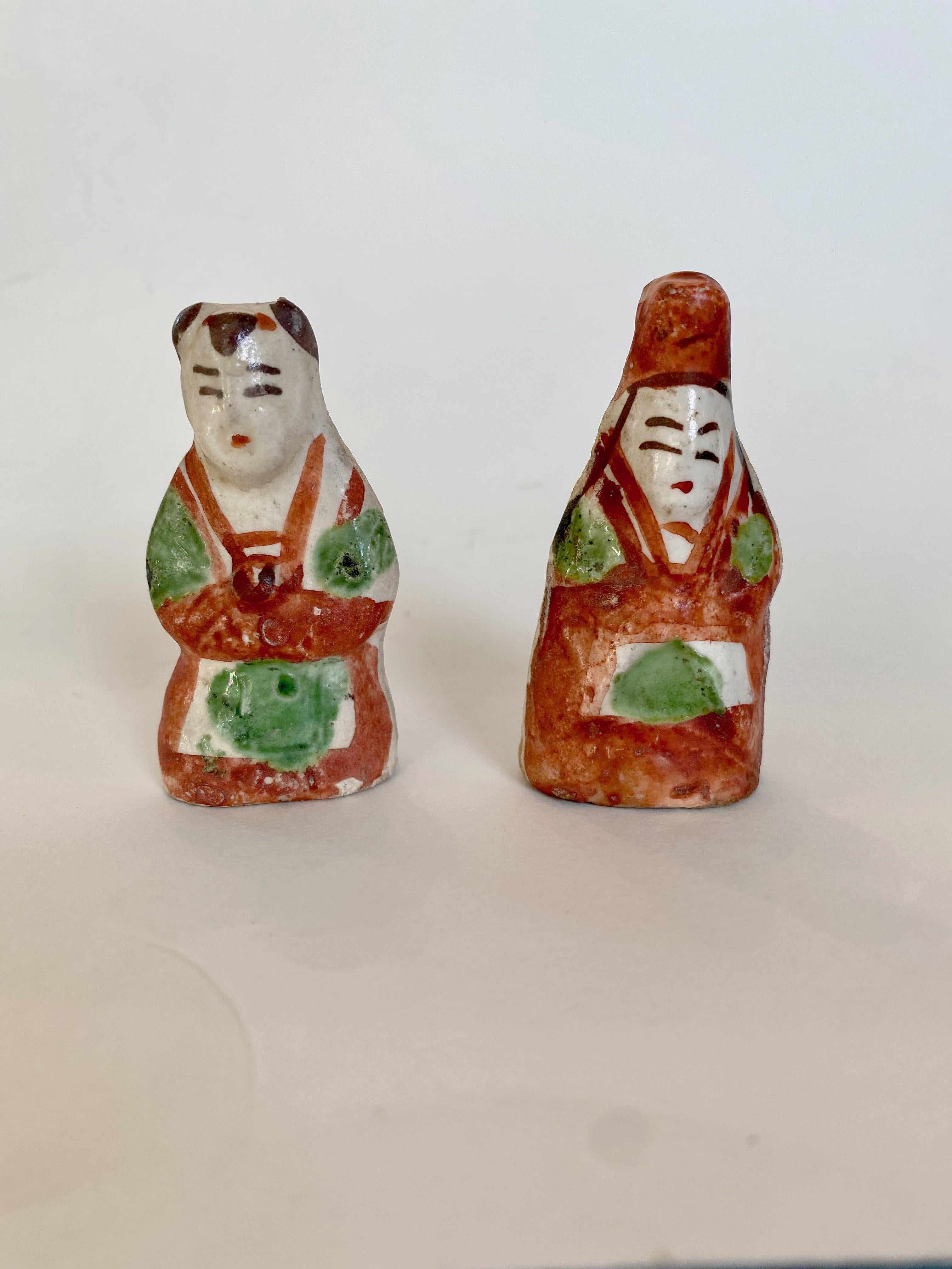Paire de petites figurines en poterie de la dynastie Ming Ming en vente 11