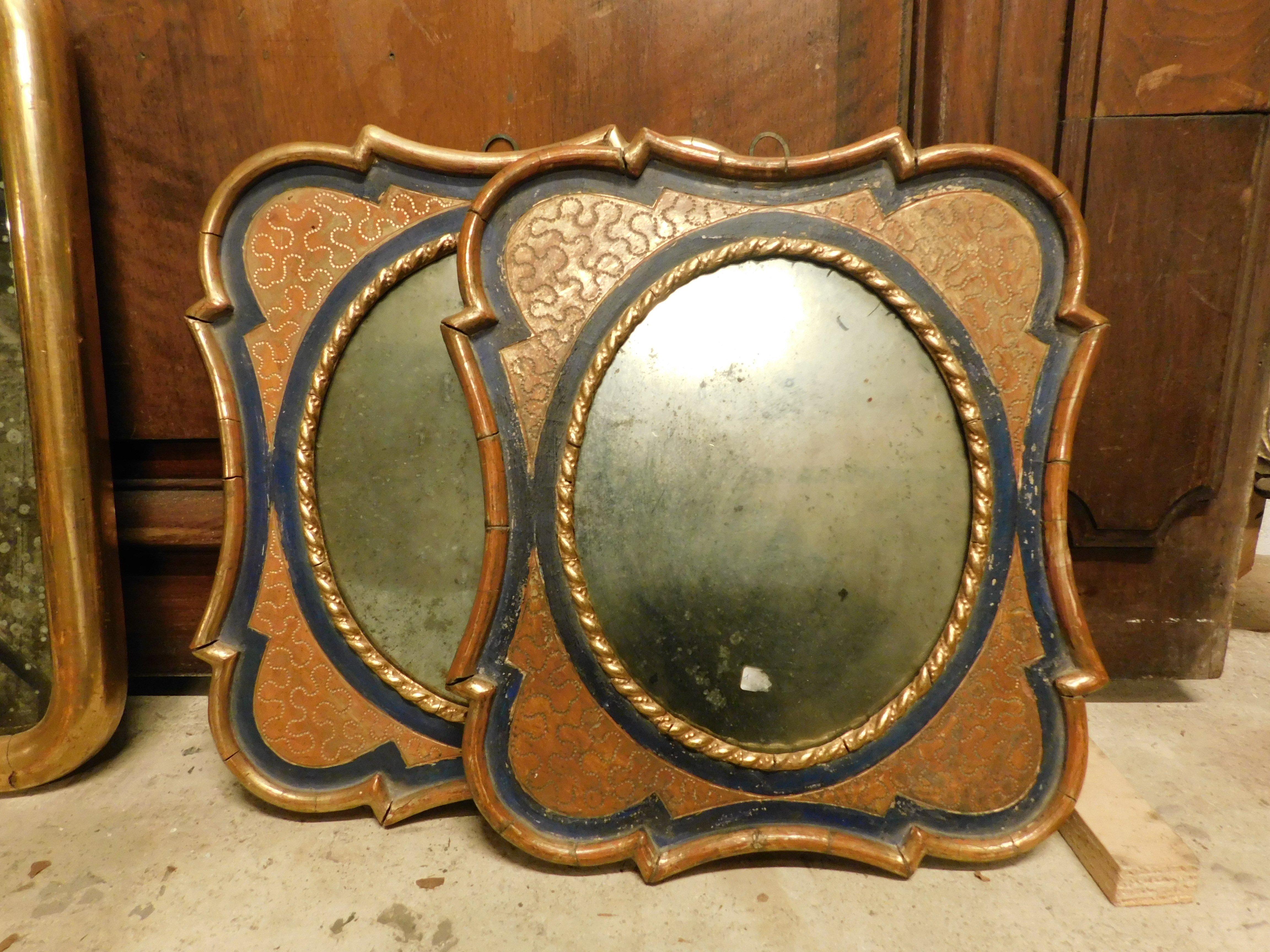 Pareja de pequeños espejos de madera lacada y dorada, con forma ondulada. Original de la década de 1900, procedente de Italia. Medidas cm An 30 x Al 33