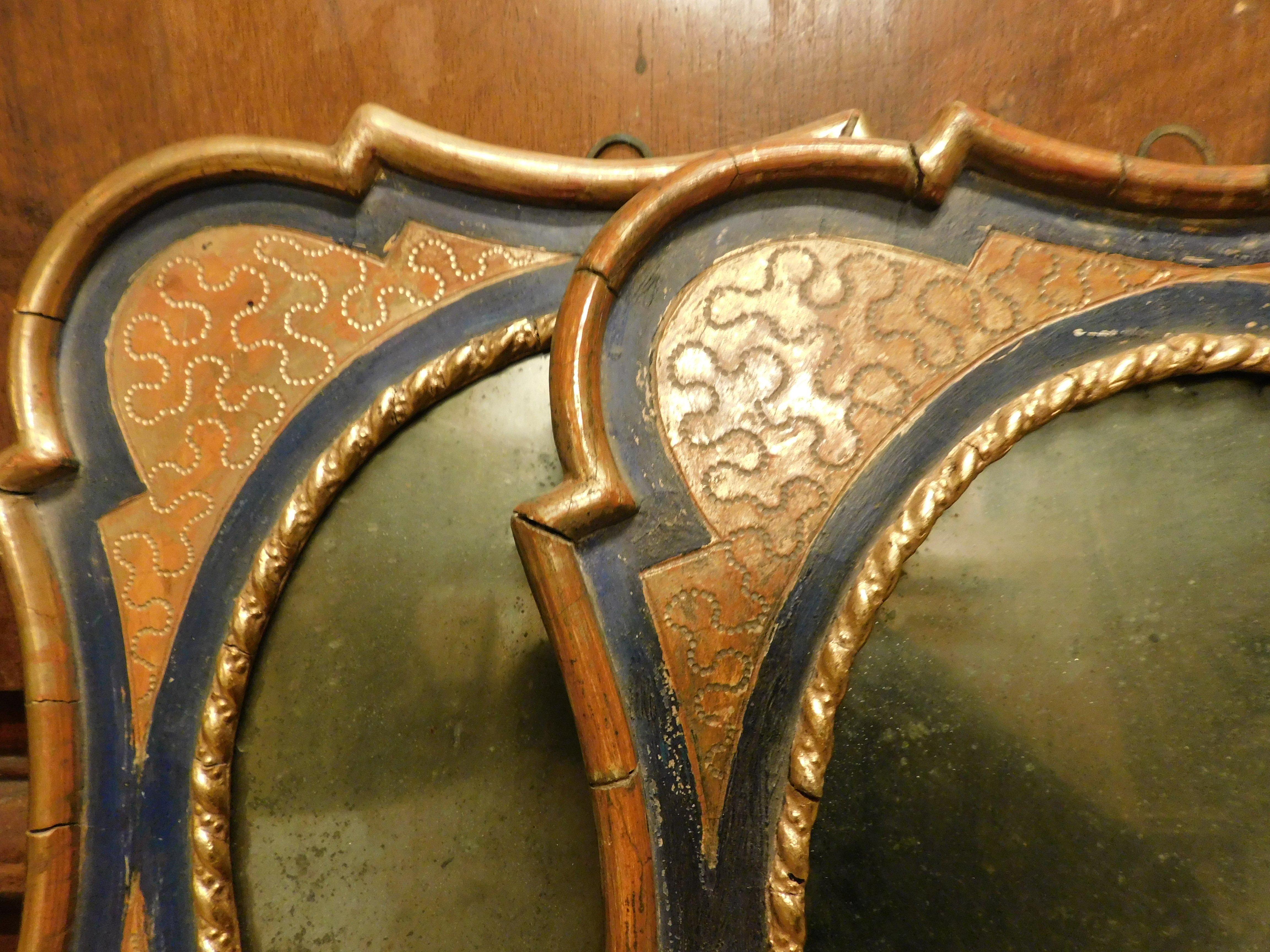 Pareja de pequeños espejos de madera lacada y dorada, Italia Italiano en venta