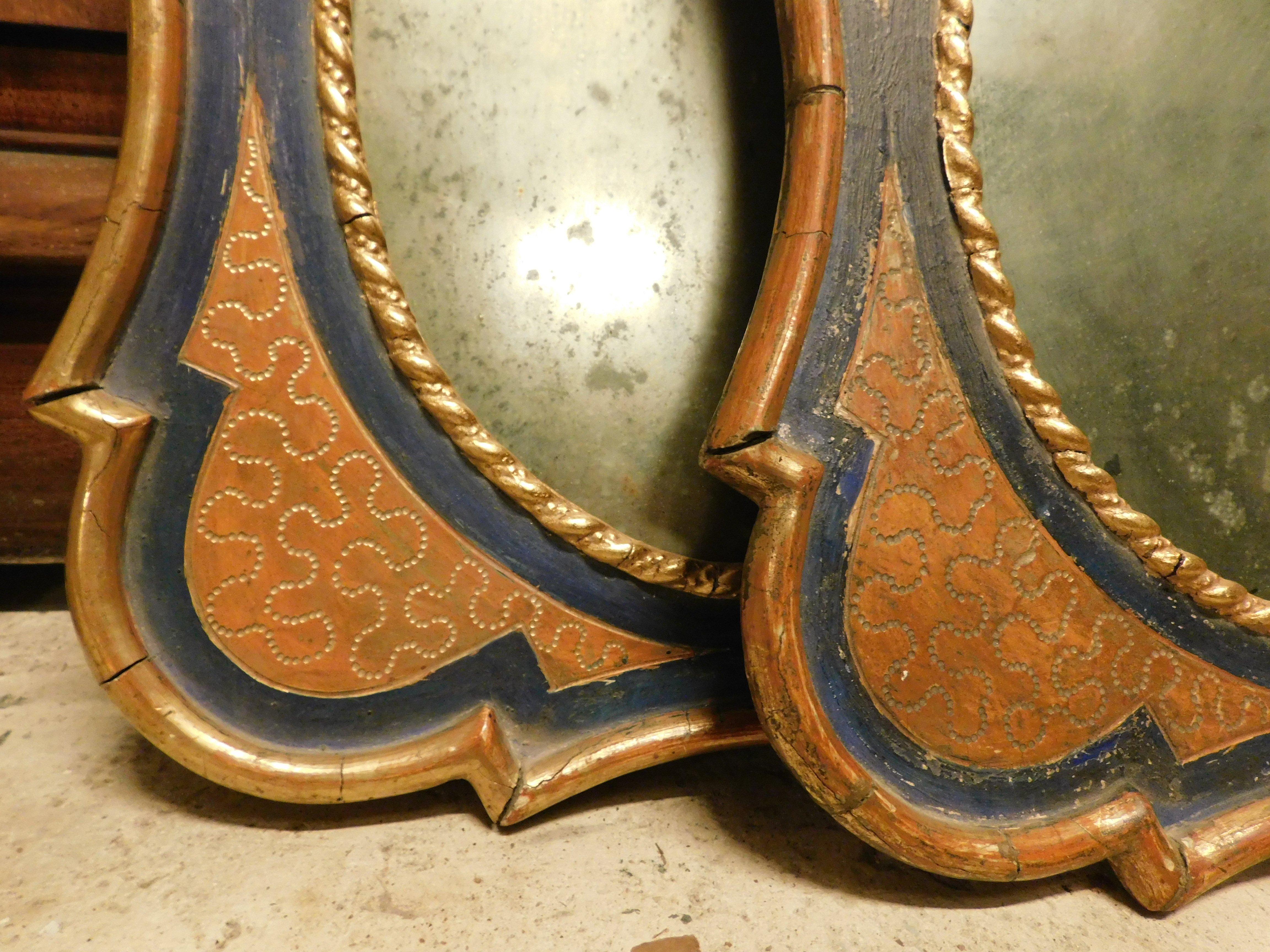 Pareja de pequeños espejos de madera lacada y dorada, Italia Dorado en venta