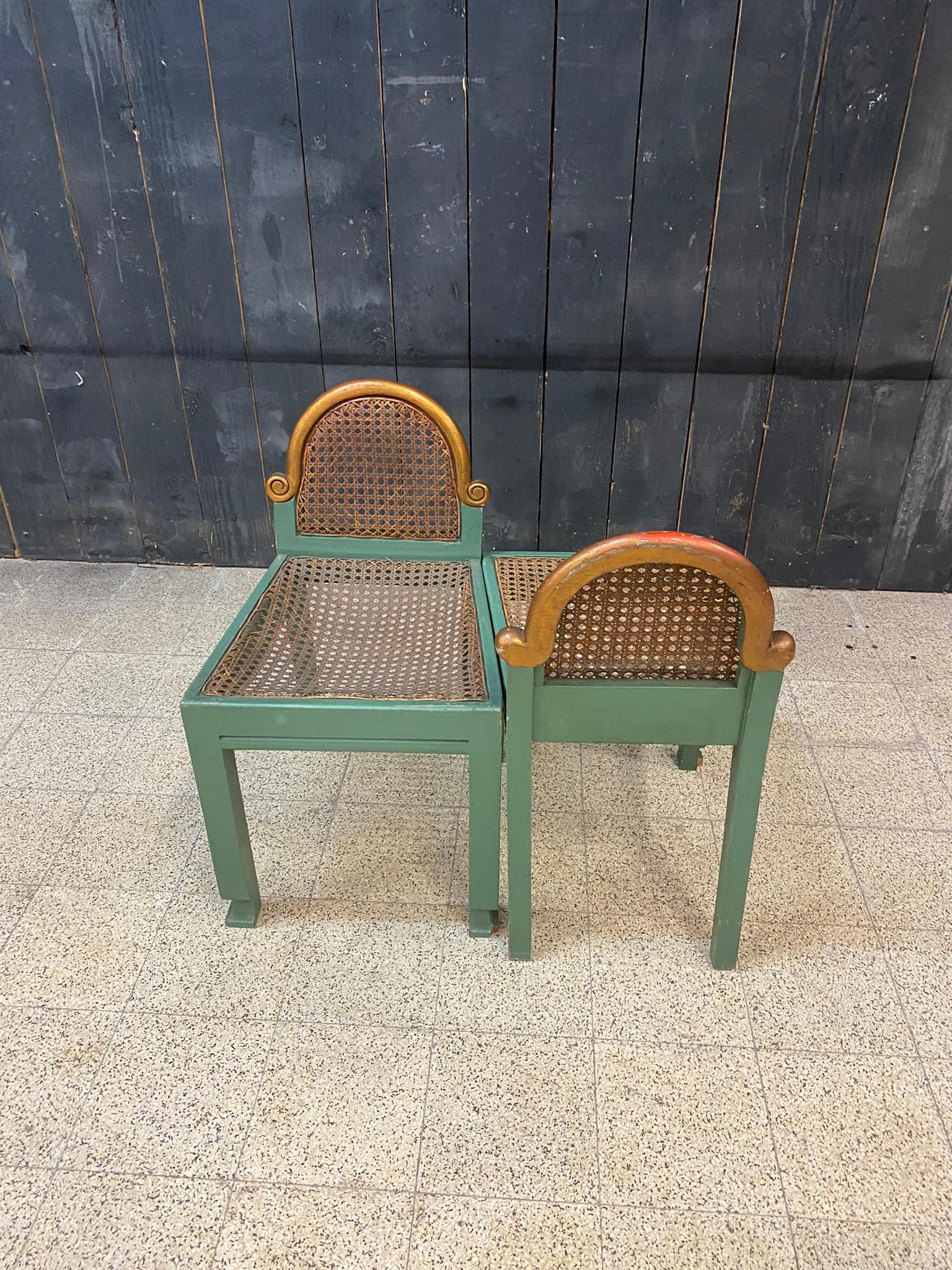 Ein Paar kleine modernistische Stühle aus lackierter Buche und Schilfrohr, Belgien, um 1925 im Angebot 2