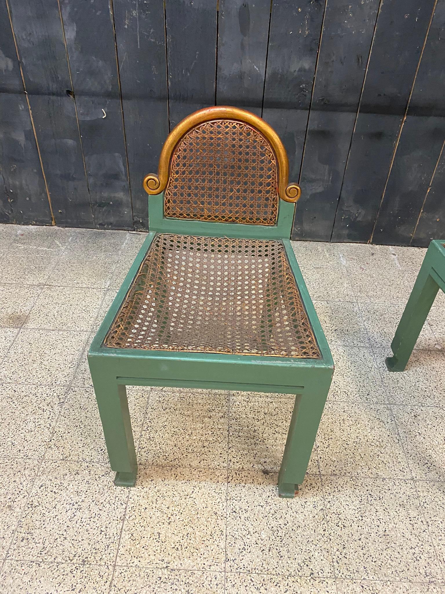Ein Paar kleine modernistische Stühle aus lackierter Buche und Schilfrohr, Belgien, um 1925 im Angebot 3