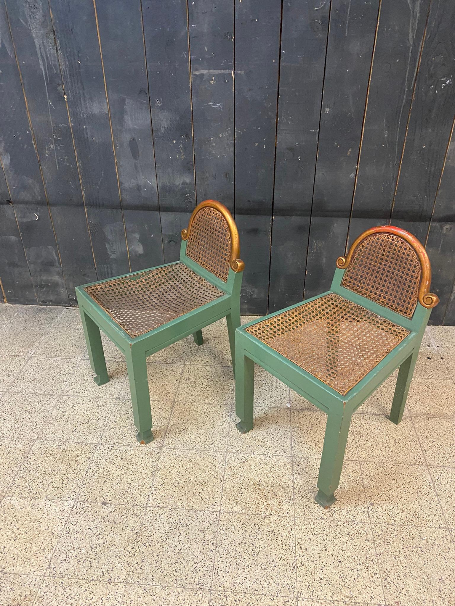 Ein Paar kleine modernistische Stühle aus lackierter Buche und Schilfrohr, Belgien, um 1925 im Angebot 7