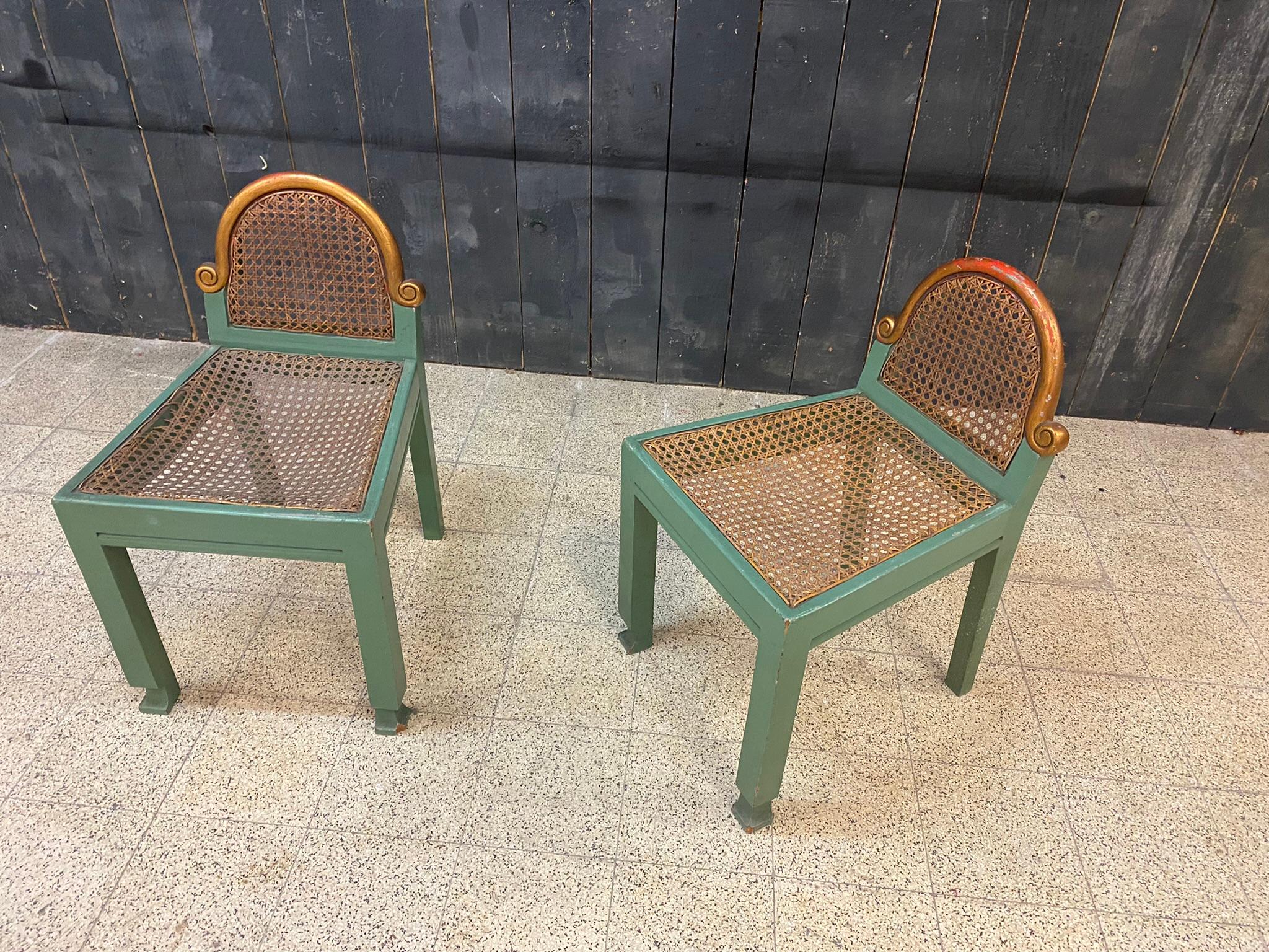Ein Paar kleine modernistische Stühle aus lackierter Buche und Schilfrohr, Belgien, um 1925 (Frühes 20. Jahrhundert) im Angebot