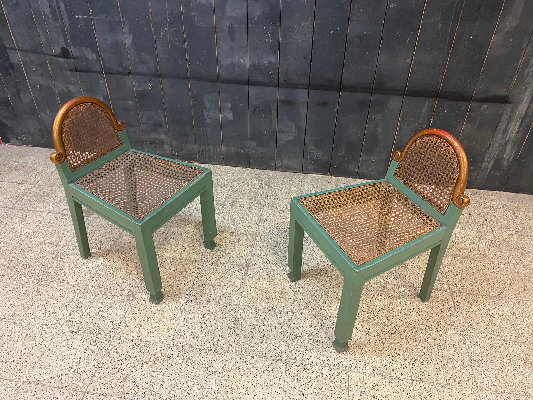 Ein Paar kleine modernistische Stühle aus lackierter Buche und Schilfrohr, Belgien, um 1925 (Gehstock) im Angebot