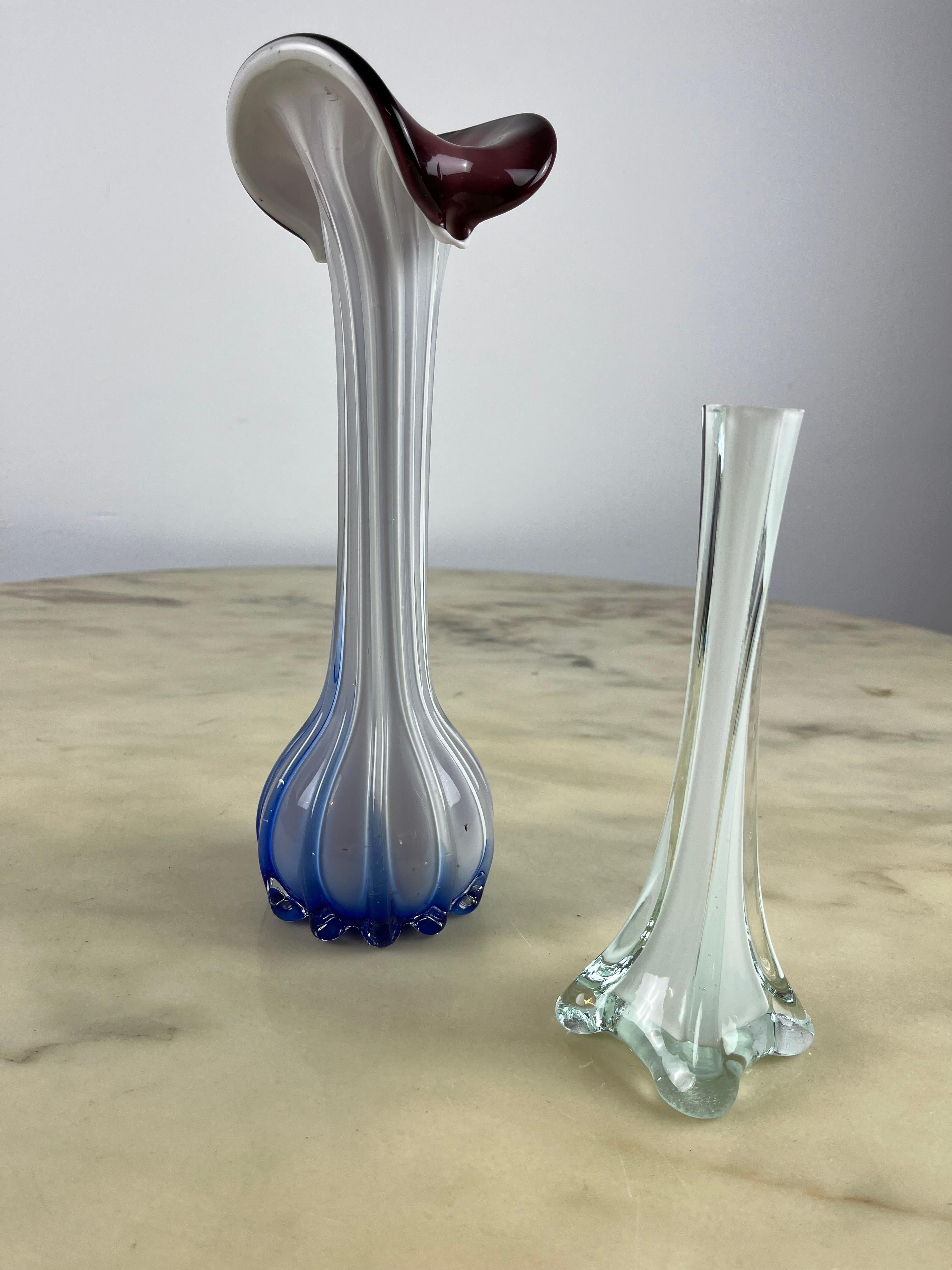 Paar kleine Murano-Vasen. Das größte Exemplar ist 29 cm hoch und 8 cm breit; das kleinste ist 20 cm hoch und 5,5 cm breit.
Sie stammen aus den 1970er Jahren. In gutem Zustand. Der größte hat kleine, vernachlässigbare Mängel.