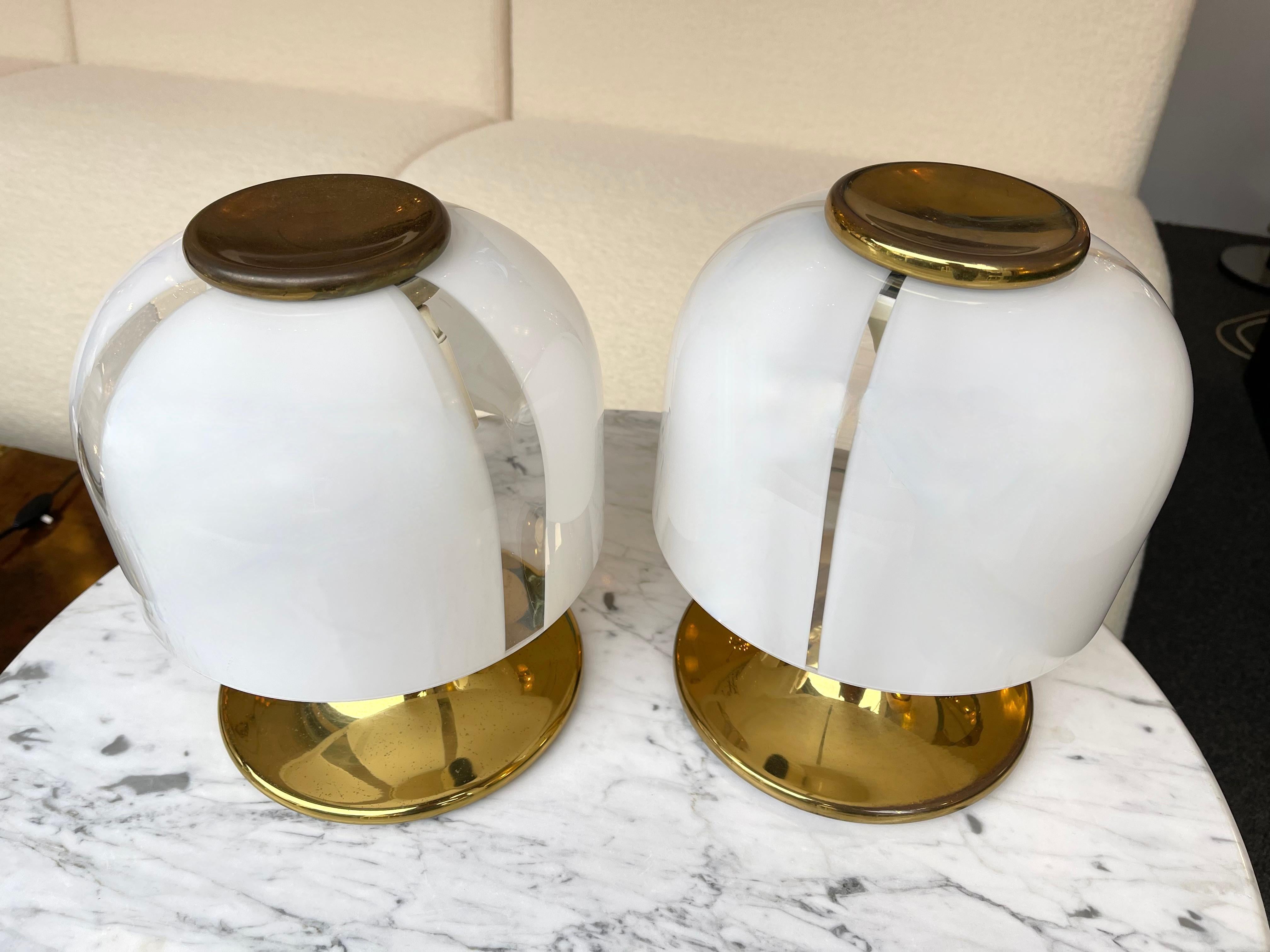 Pair of mushroom table or bedside lamps in brass and murano glass by F. Fabbian. The small version of the model. Famous design like Mazzega, Venini, Vistosi, La Murrina, Poliarte.