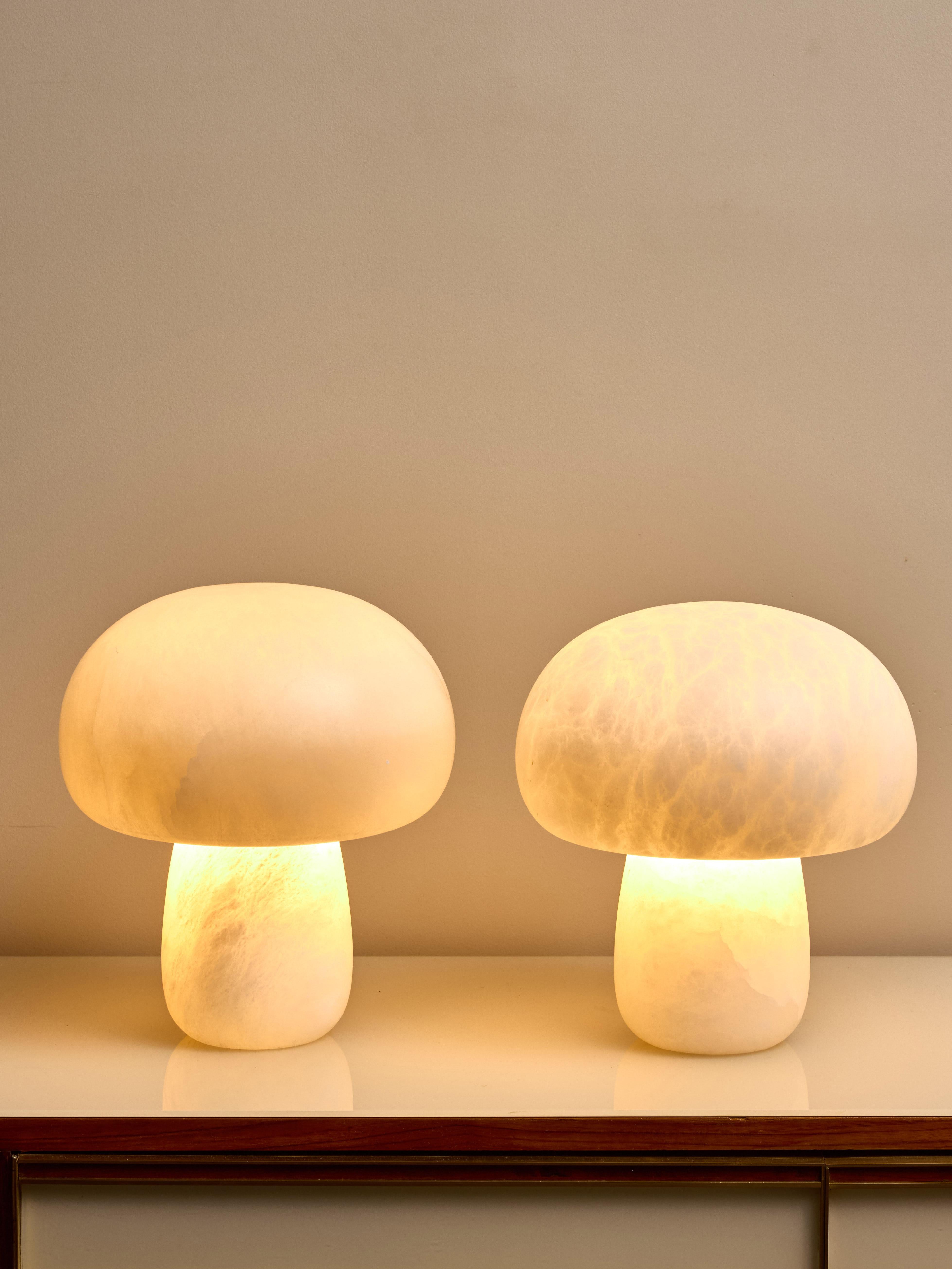 Moderne Paire de petites lampes de table en albâtre en forme de champignon en vente