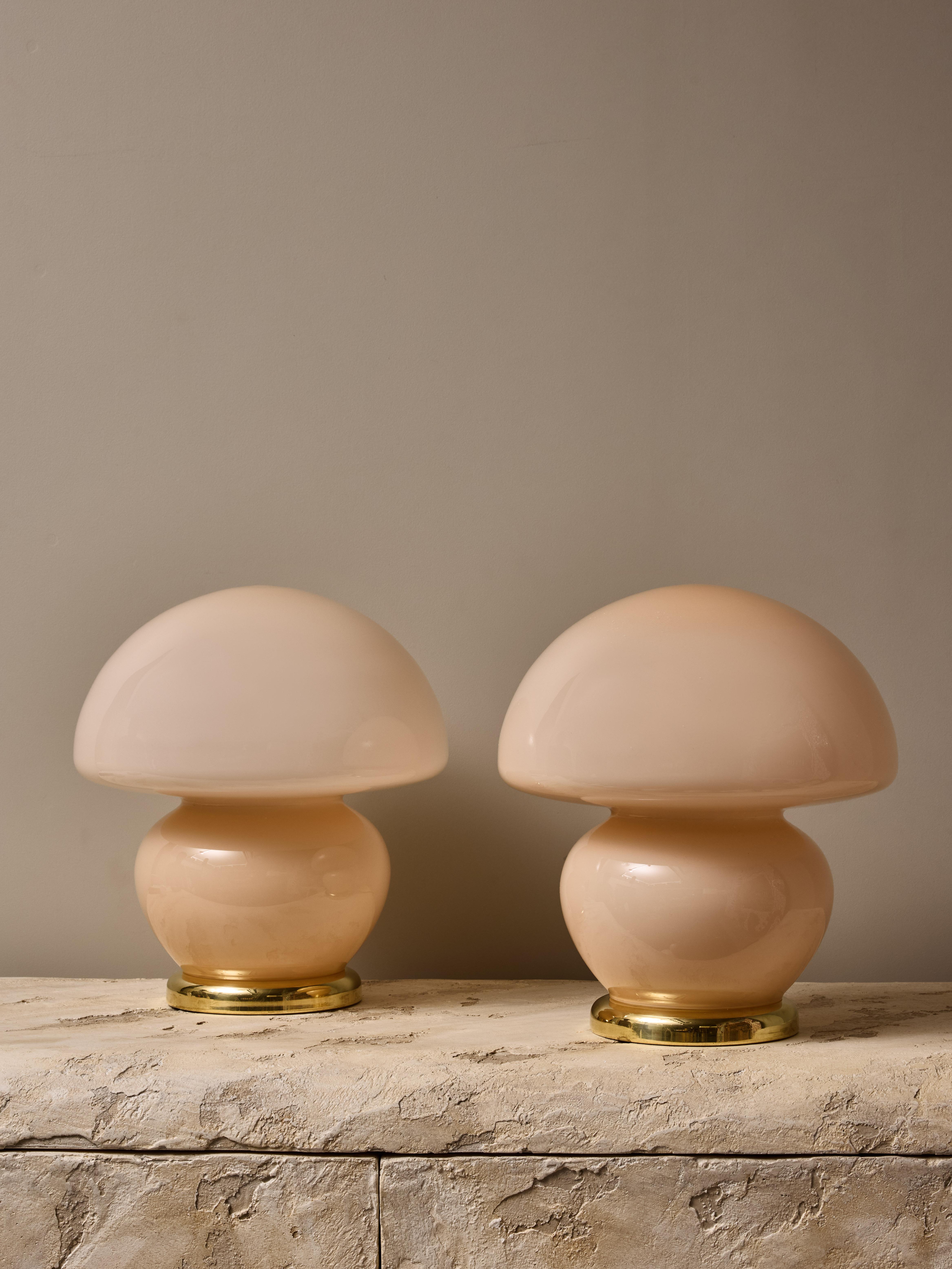 Modern Pair of Small Mushroom Shaped Pink Murano Glass Table Lamps with Brass For Sale