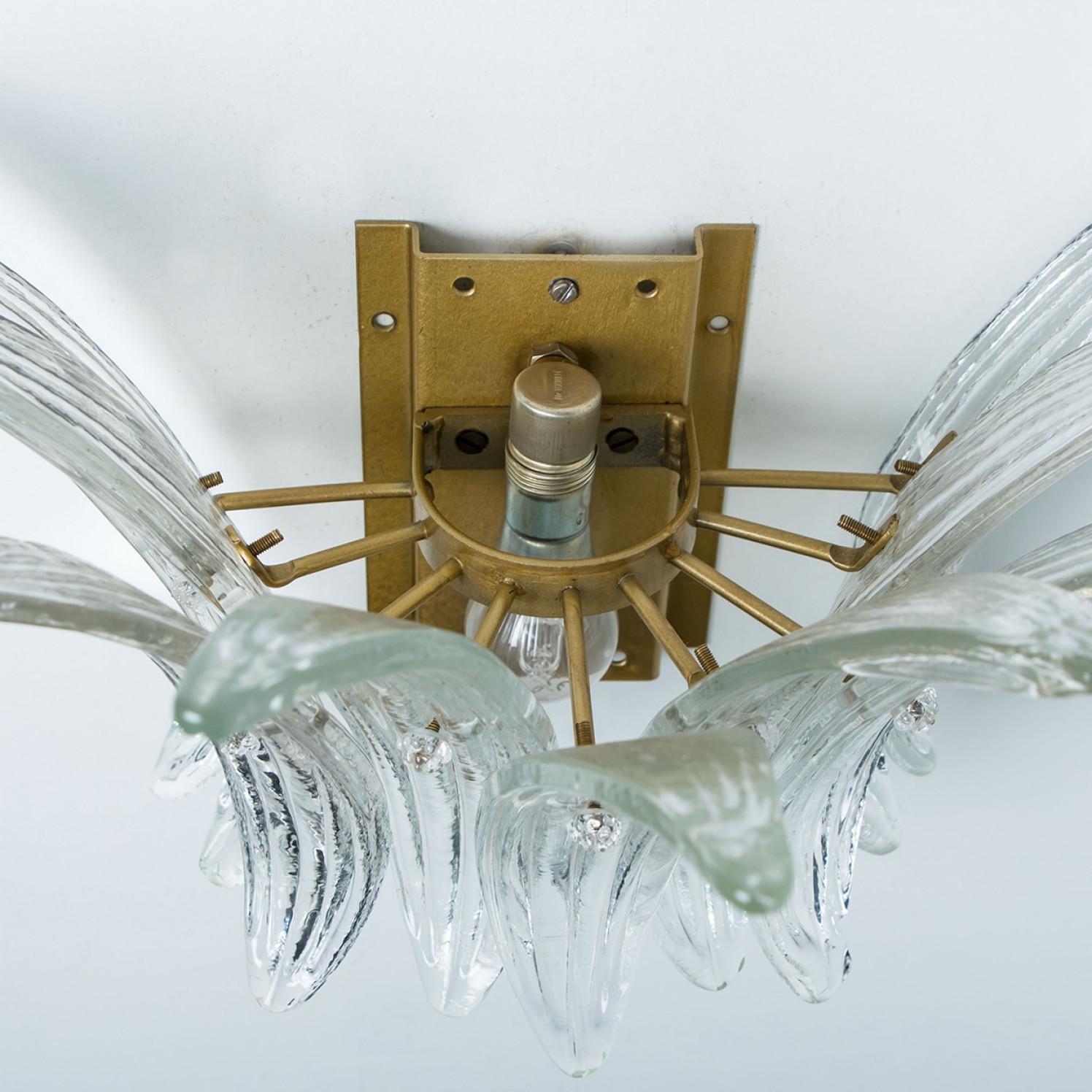 Pair of Small Palmette Gold Brass Structured Wall Lights, 1960s, Kalmar en venta 5