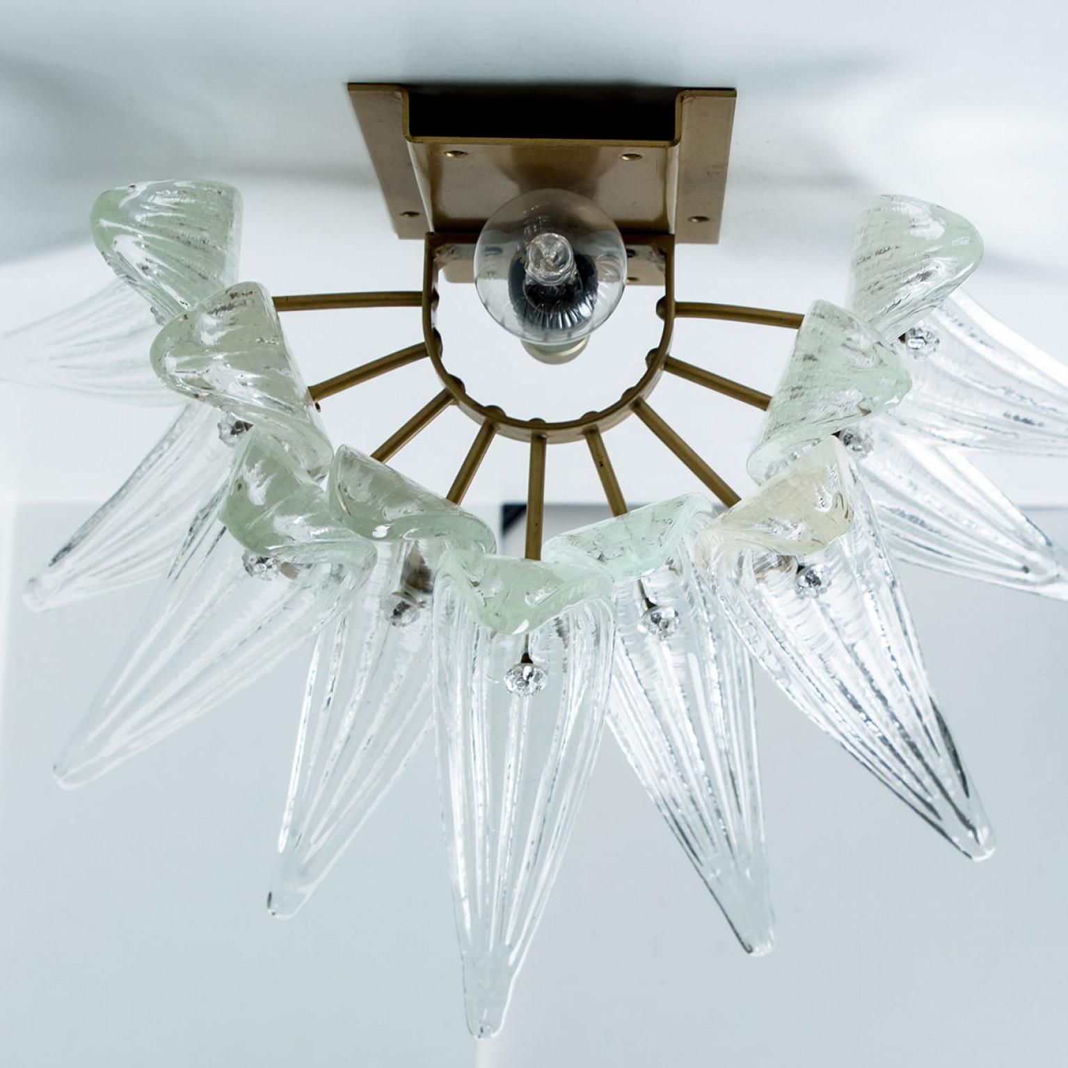 Pair of Small Palmette Gold Brass Structured Wall Lights, 1960s, Kalmar en venta 6