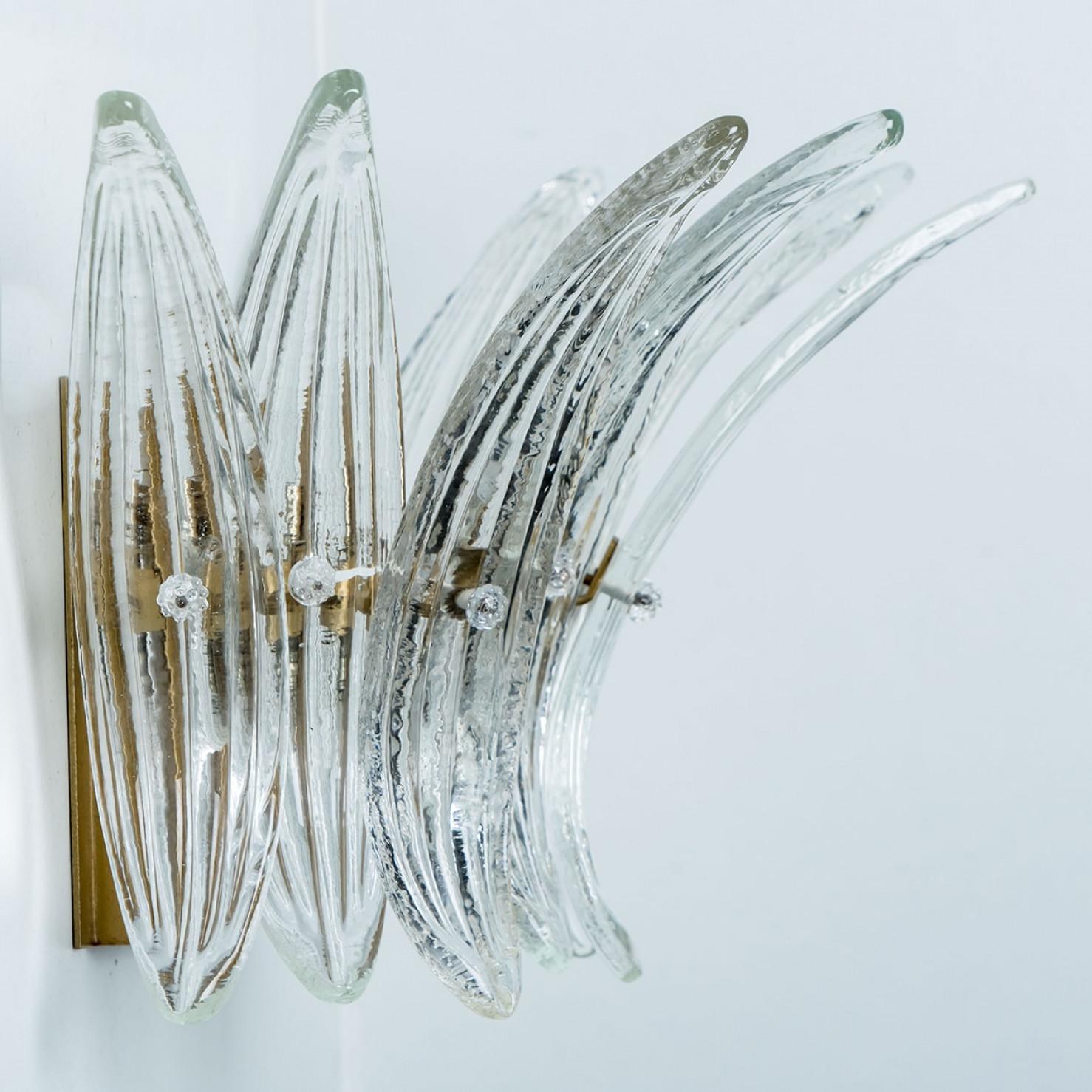 Pair of Small Palmette Gold Brass Structured Wall Lights, 1960s, Kalmar Austríaco en venta