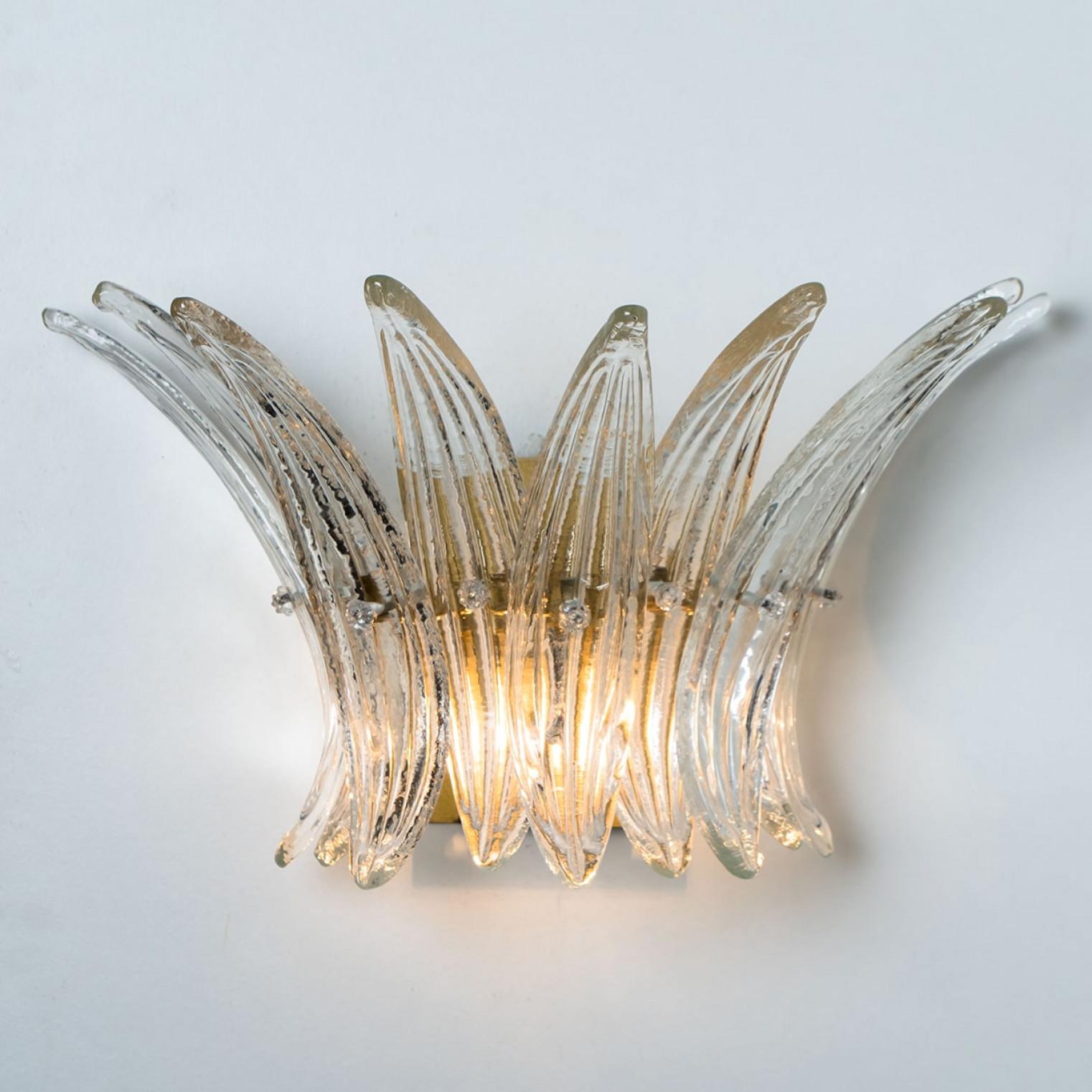 Pair of Small Palmette Gold Brass Structured Wall Lights, 1960s, Kalmar Otro en venta