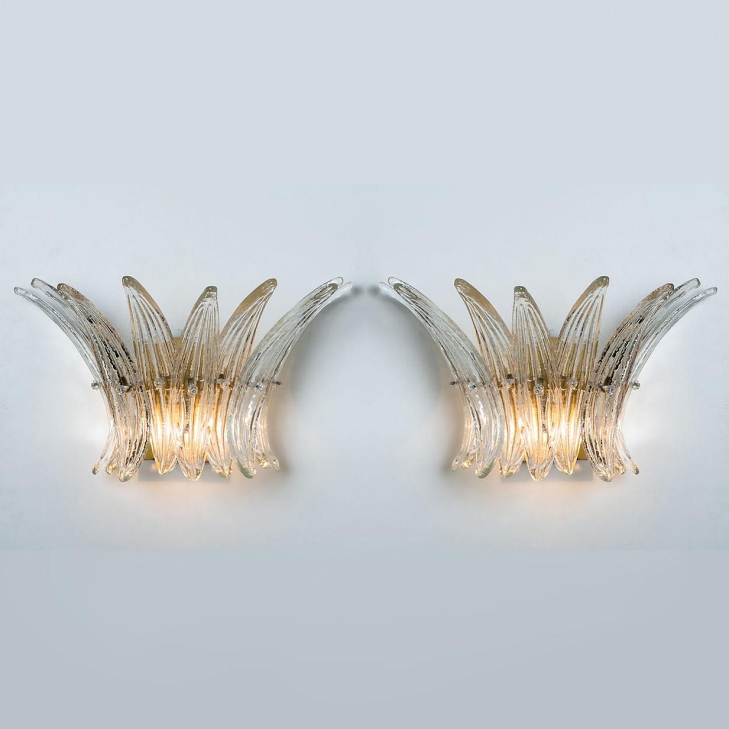 Pair of Small Palmette Gold Brass Structured Wall Lights, 1960s, Kalmar en Bueno estado para la venta en Rijssen, NL