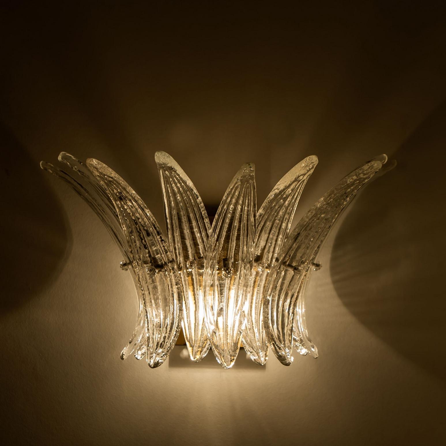 Pair of Small Palmette Gold Brass Structured Wall Lights, 1960s, Kalmar Latón en venta