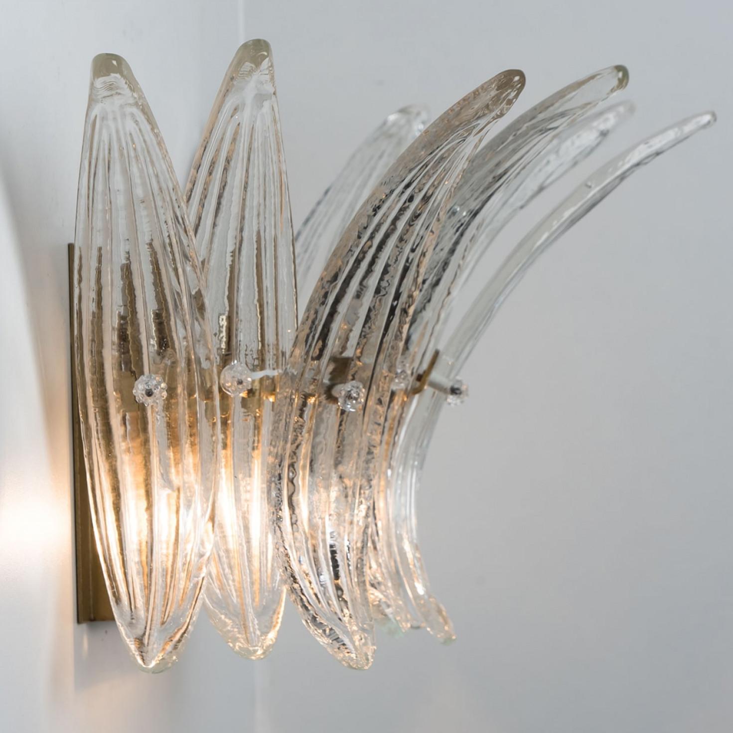 Pair of Small Palmette Gold Brass Structured Wall Lights, 1960s, Kalmar en venta 1