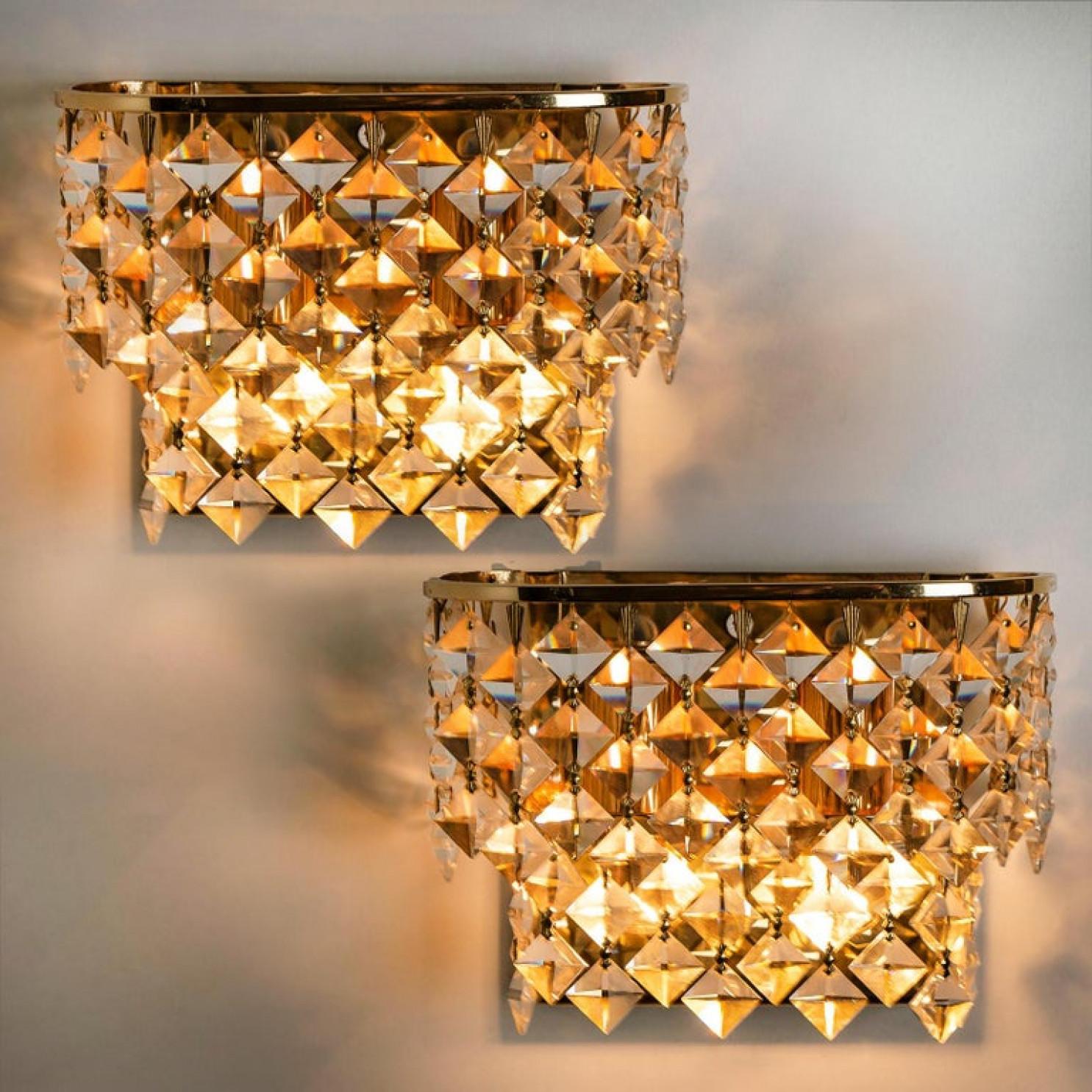 Beautiful pair of small Palwa wall sconces from the 1960s. Crystal square glass crystals in a lamp. The elegant and chic model is typical for Palwa, highest quality and best materials. Illuminators beautifully.

Very good condition, well- wired, in