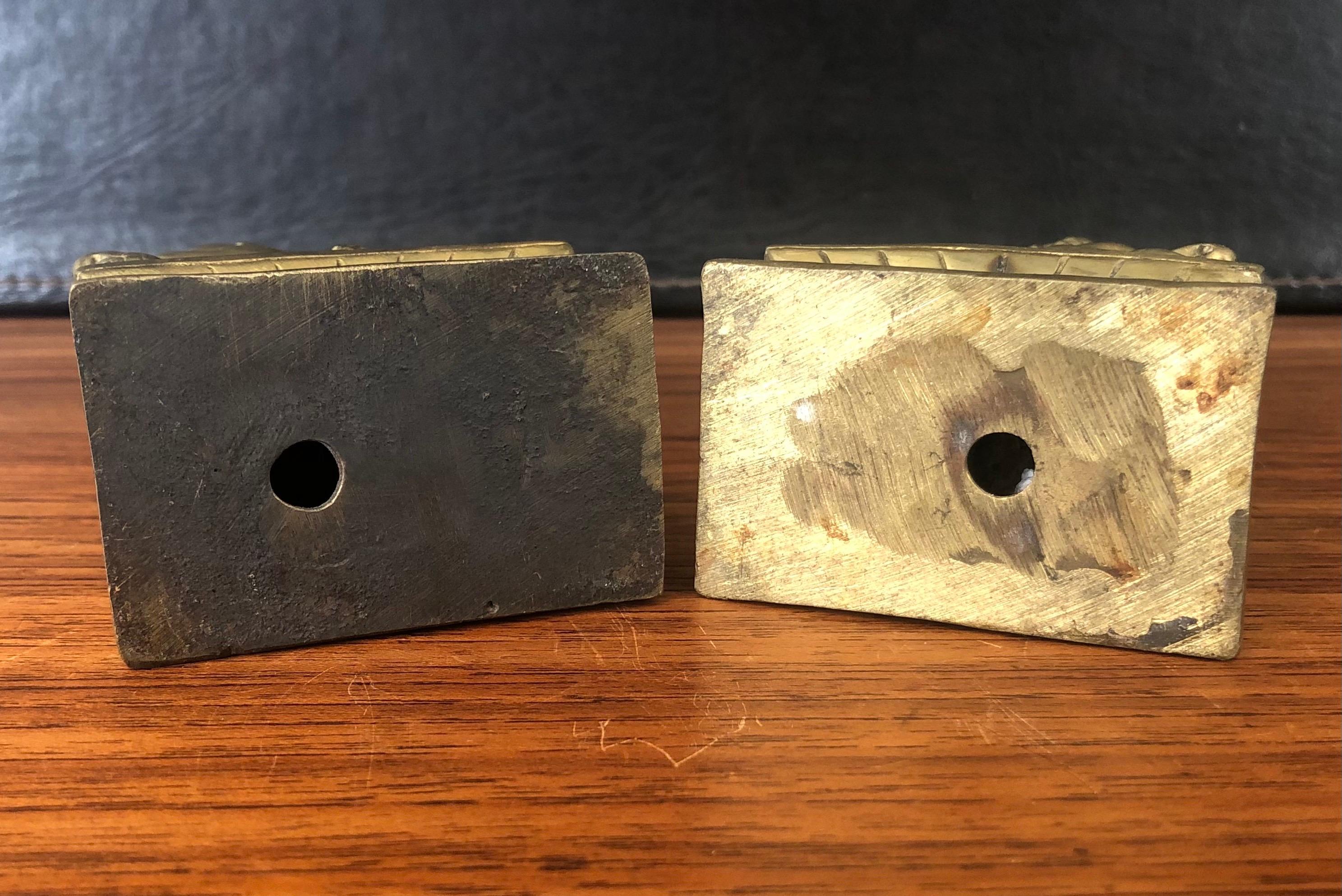 Paire de petits chiens Foo chinois en bronze patiné en vente 3