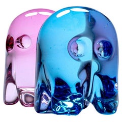 Paire de petites sculptures en verre rose et bleu de Pac-Man Ghost Glass de Dylan Martinez