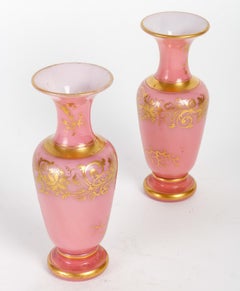 Paire de petits vases en opaline rose, 19ème siècle.