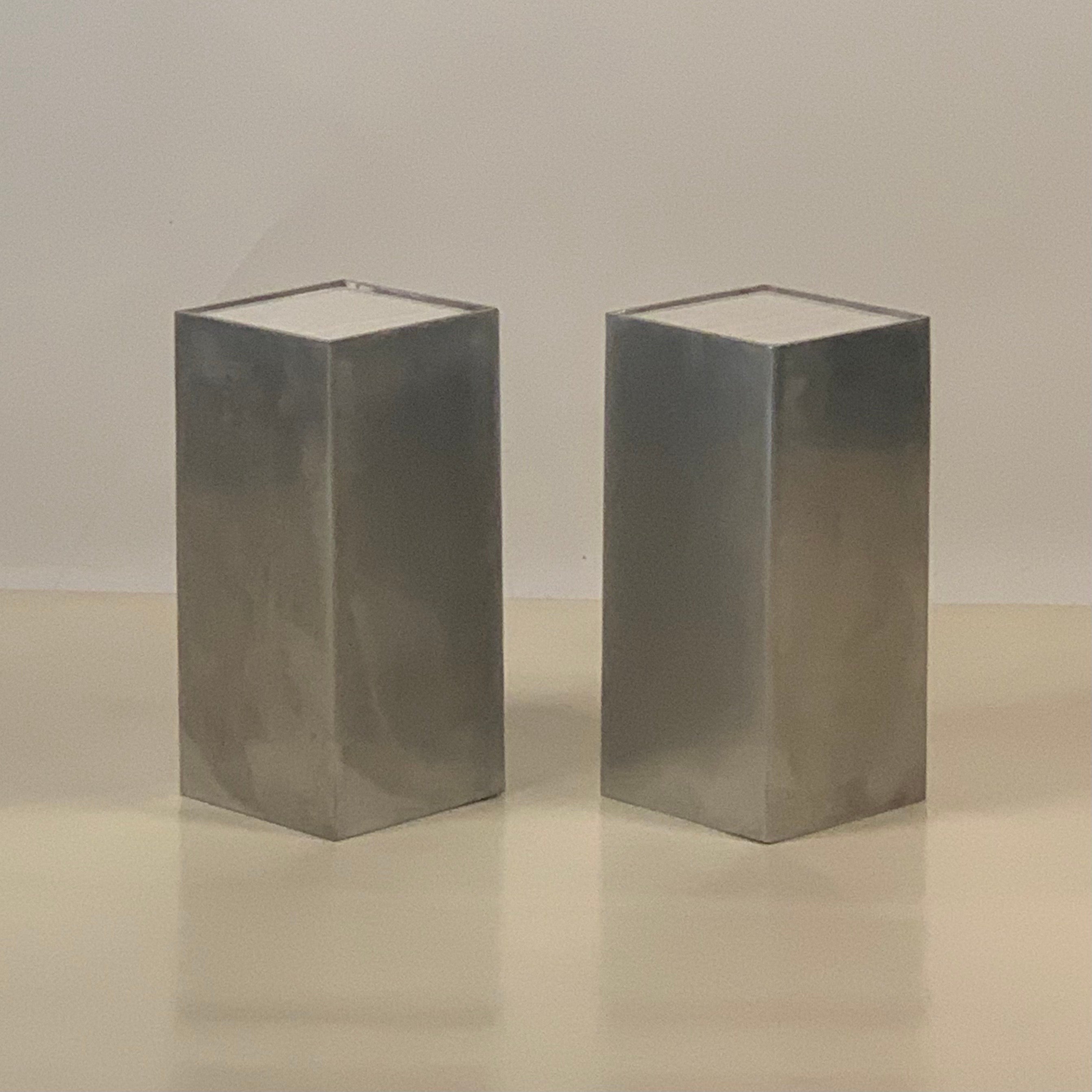 Pair of small polished aluminum plate and white onyx minimalist side or drinks tables in the style of Donald Judd.

Perfect next to armchairs or lounge chairs.